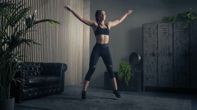 Bài tập Front Clap Jumping Jacks đơn giản, dễ thực hiện ngay tại nhà