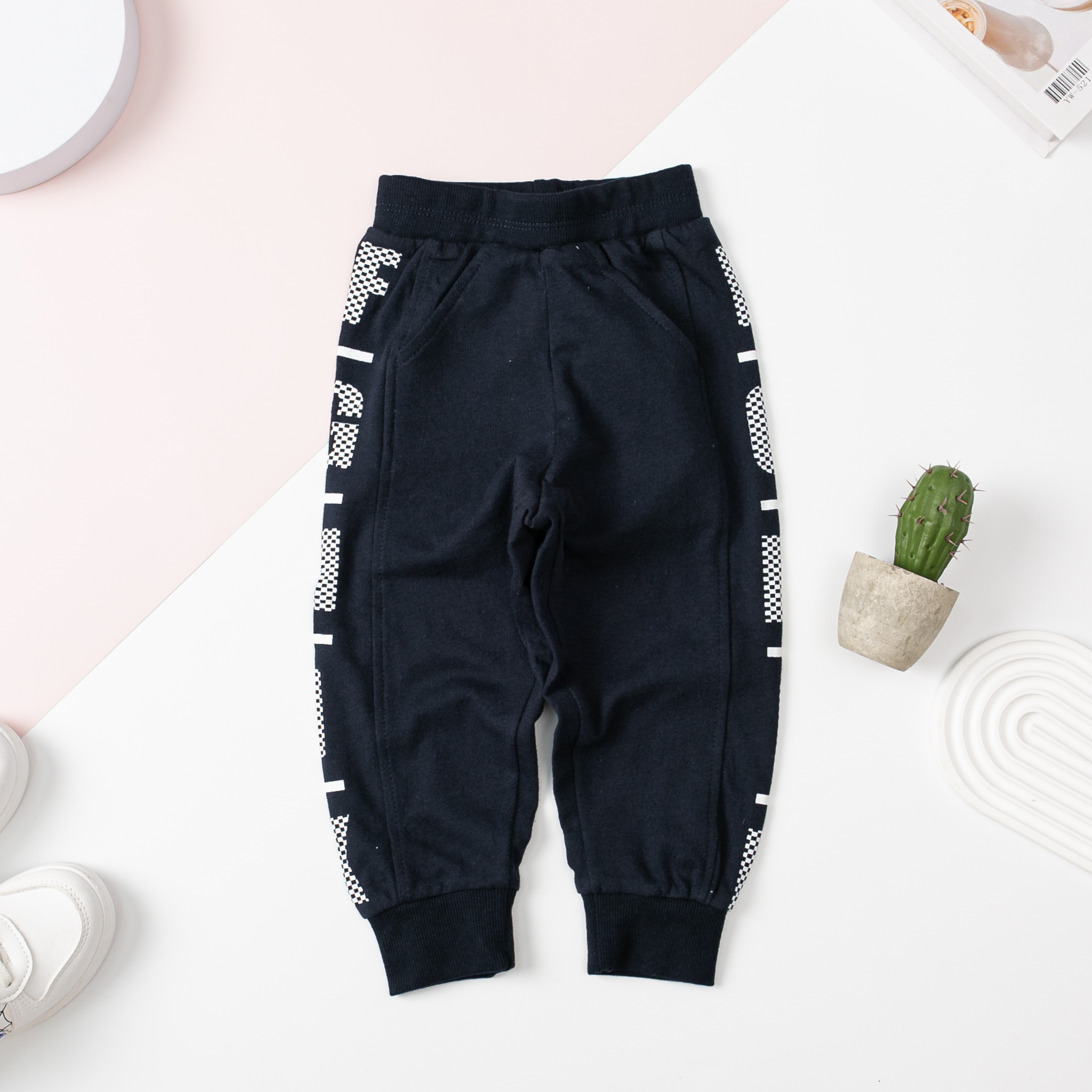 [🆕🇻🇳] LiTibaby – Thương hiệu thời trang trẻ em Việt 😎❤️️⭐️  Quần nỉ da cá bé trai LITIBABY phối sườn cho bé từ 1/7 tuổi và 8/16 tuổi
Link shopee:∎ Chất liệu nỉ dày ấm, mềm mịn, co dã , shares-0✔️ , likes-6❤️️ , date-2023-11-14 13:22:00🇻🇳🇻🇳🇻🇳📰🆕