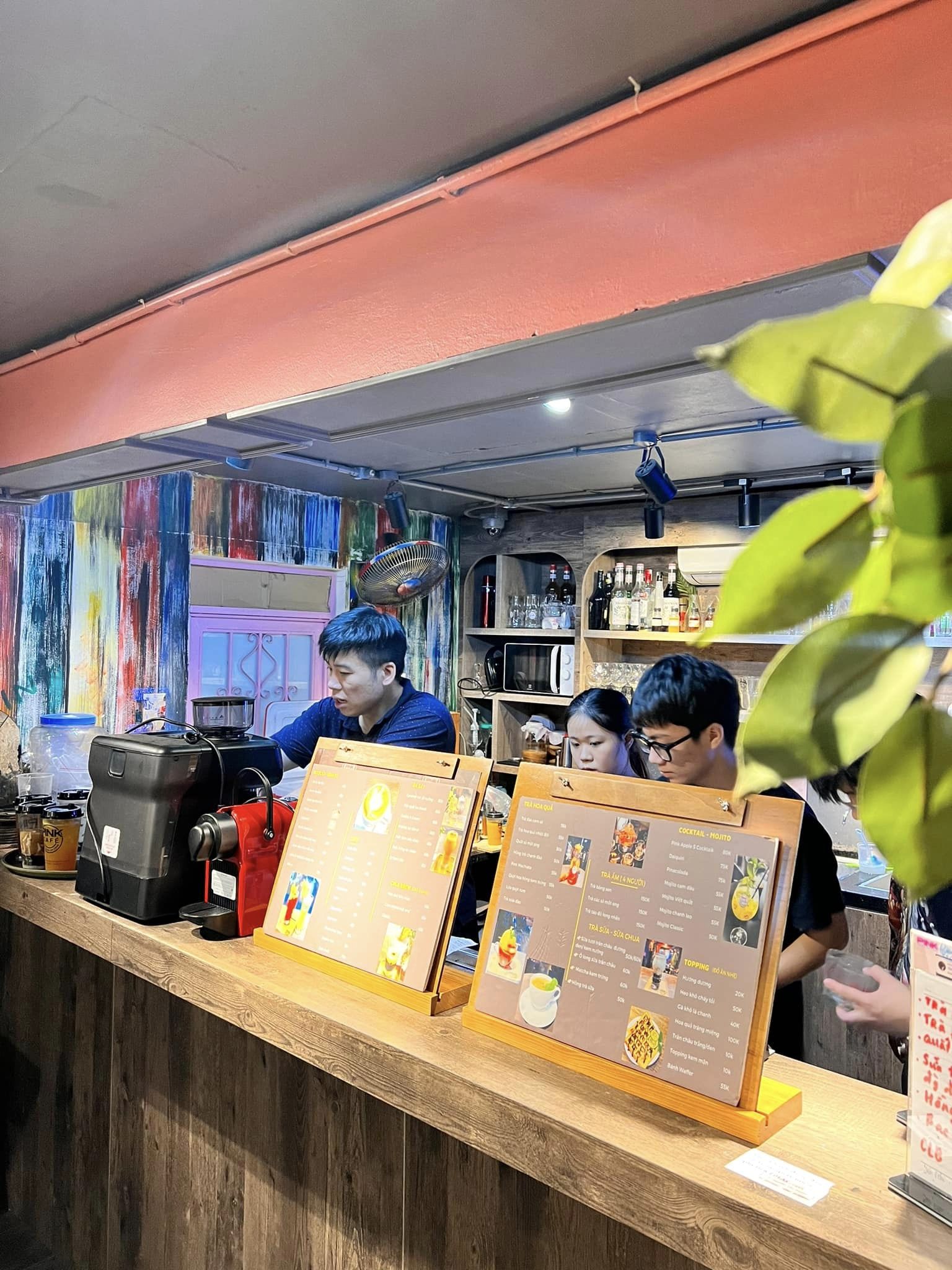 Mùa đông đến rồi ra đường nhớ mặc thêm áo ấm các bạn nhé.
Pink cafe luôn đón tiếp các bạn với không gian ấm cúng cùng những món