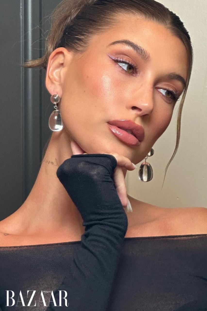 Latte Makeup - Xu hướng trang điểm 2023 được Hailey Bieber thường xuyên áp dụng.
