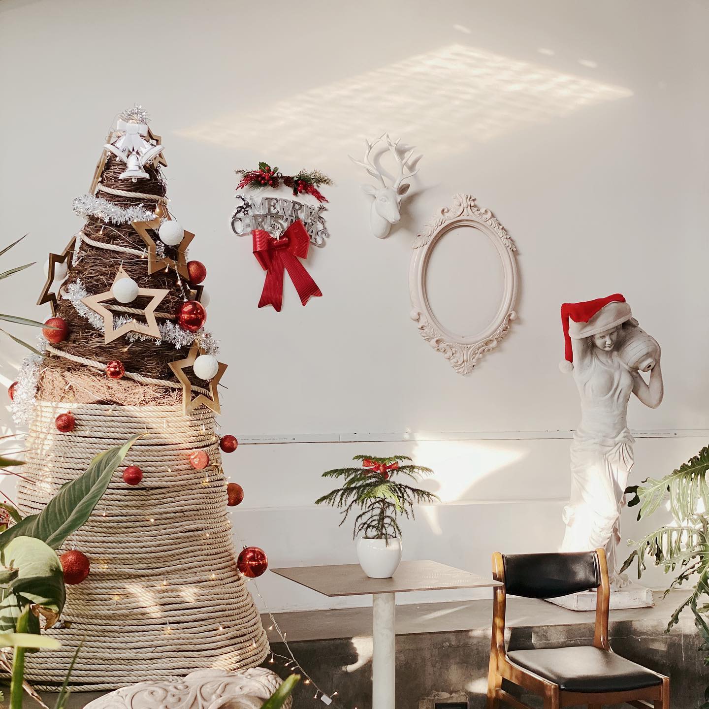 Chill with me at the 2nd floor christmas #christmasdecor #caphesadec #caphedongthap #maicafe