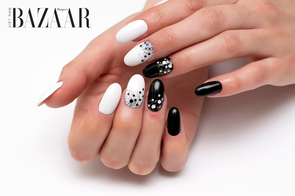 Mẫu nail đơn giản với màu đen và trắng