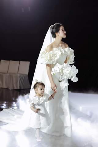 [🆕🇻🇳] Lecia Bridal & Lecia Ready-to-Wear – LECIA Kids 😎❤️️⭐️ LECIA Kids tự hào khi được đồng hành cùng Ms Ngọc Phạm và bé Sora Minh Châu trong khoảnh khắc trọng đại. Chiếc váy được thiết kế riêng cho Minh Châu với họ , shares-0✔️ , likes-0❤️️ , date-2024-02-26 06:41:36🇻🇳🇻🇳🇻🇳📰🆕
