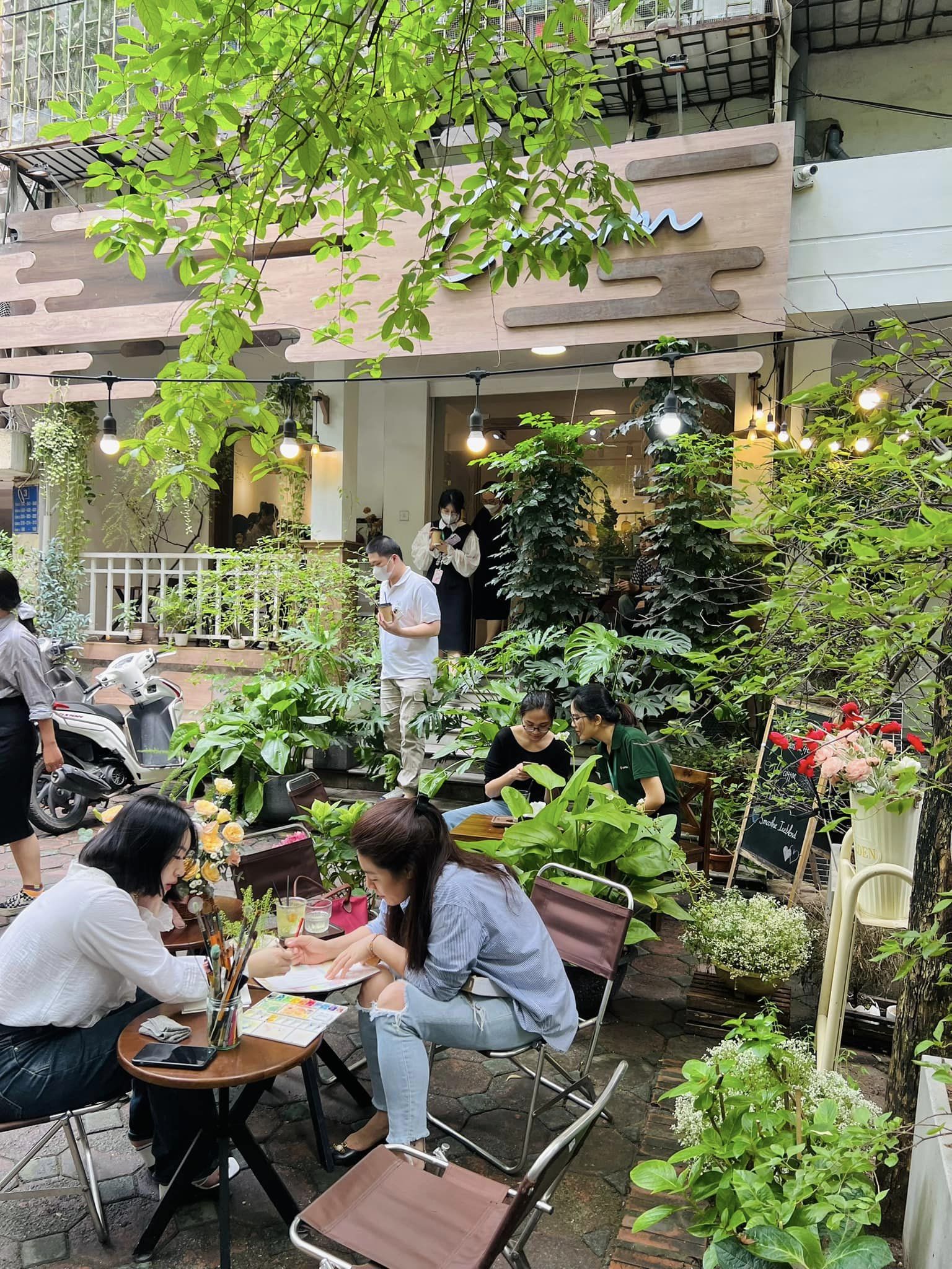 [☕️🇻🇳] Charm Coffee 🥤 Top1Coffee ☕️ Mỗi góc nhỏ đều được chúng mình điểm chút hoa xinh xinh
 Hy vọng cậu ngồi ngắm những bông hoa này sẽ thấy tươi mới và dễ chịu…
C , shares-0✔️ , likes-18❤️️ , date-2024-05-03 06:58:15🇻🇳🇻🇳🇻🇳📰🆕