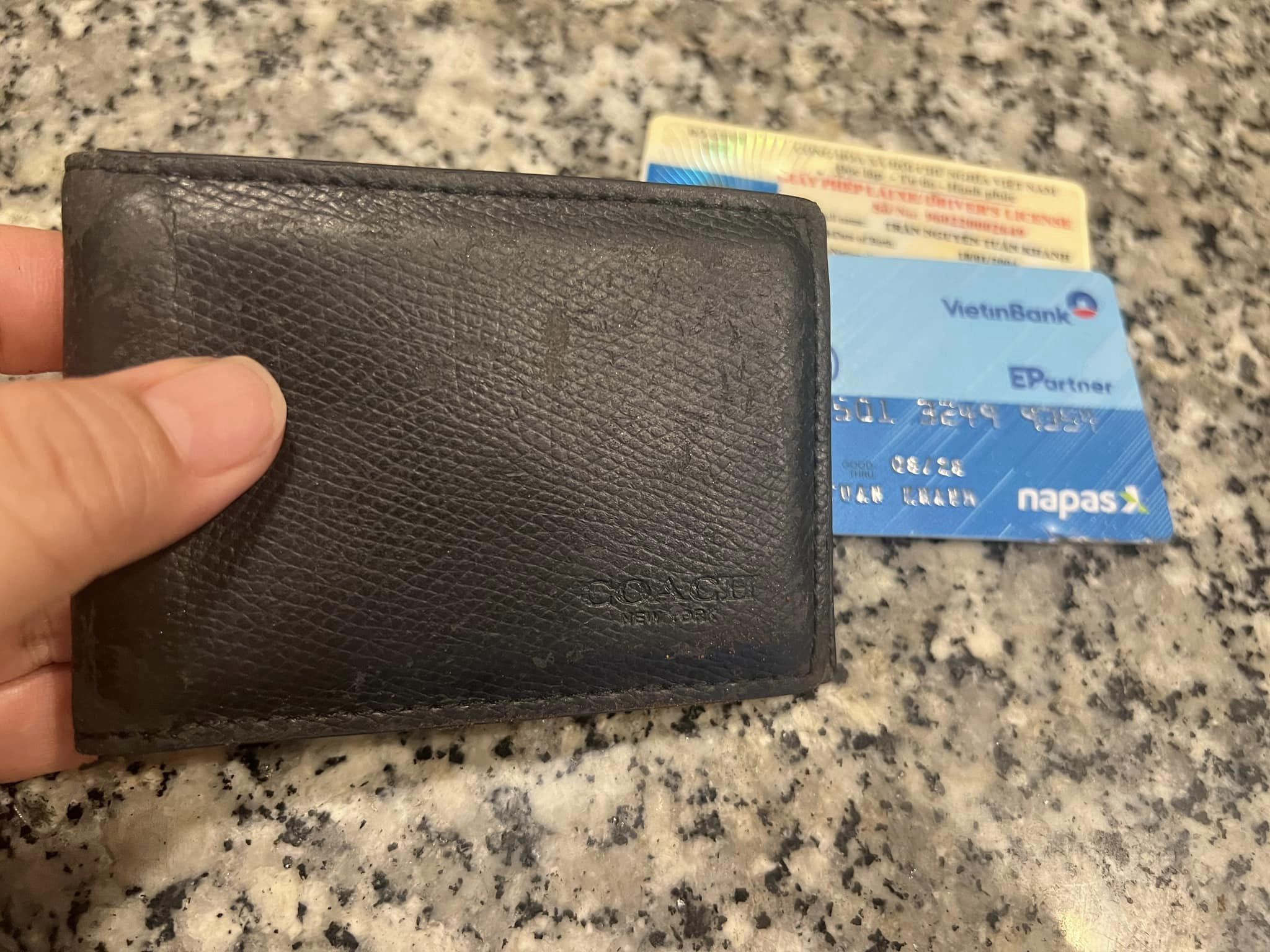 [☕️🇻🇳] Anni Coffee Cà Mau  🥤 Top1Coffee ☕️  GÓC NHẶT CỦA RƠI.
 Anni coffee có nhặt được một cái ví của bạn khách đánh rơi. Bạn nào là chủ nhân, liên hệ quầy để nhận lại nh , shares-3✔️ , likes-17❤️️ , date-2024-05-04 02:57:53🇻🇳🇻🇳🇻🇳📰🆕