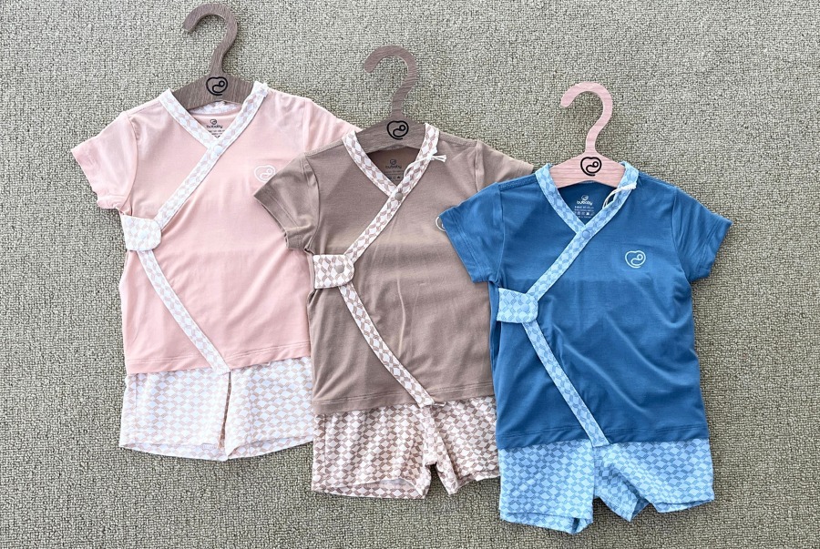 [🆕🇻🇳] BU Corner là Đại lý chính thức của BU Baby 😎❤️️⭐️  Bộ hè sơ sinh em về cực nhiều mẫu rồi ạ. Các mẹ đã sắm đồ hè cho bé chưa?
Chất sợi tre mềm mìn khỏi bàn. Hè oi bức mà mặc đồ sợi tre thì mát lịm
Full màu , shares-0✔️ , likes-8❤️️ , date-2024-05-14 07:29:40🇻🇳🇻🇳🇻🇳📰🆕