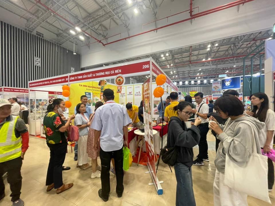 [🆕🇻🇳] CÀ MÈN – Đặc sản quê hương Quảng Trị 🍔 Top1Food 🍜 Trưa ni ăn chi rứa Mèn ơiii?

Hôm ni đầu tuần, Mèn vừa có cơm, vừa có bánh lọc, cùng nhiều món ngon đặc sản Quảng Trị để anh chị thoải mái lựa chọn nì. 

C , shares-0✔️ , likes-19❤️️ , date-2024-05-19 13:39:36🇻🇳🇻🇳🇻🇳📰🆕