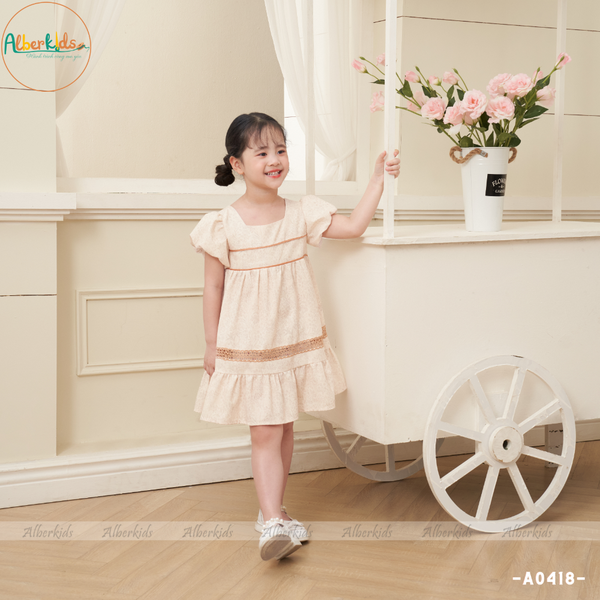 [🛒🇻🇳]Váy bé gái màu be chất liệu linen in hoa phối ren A0418 – AlberKids , SKU – A0418-B-90 – alberkids.vn 🇻🇳🛒Top1Shop🛒 🇻🇳Top1Vietnam🇻🇳 🛍🛒🇻🇳