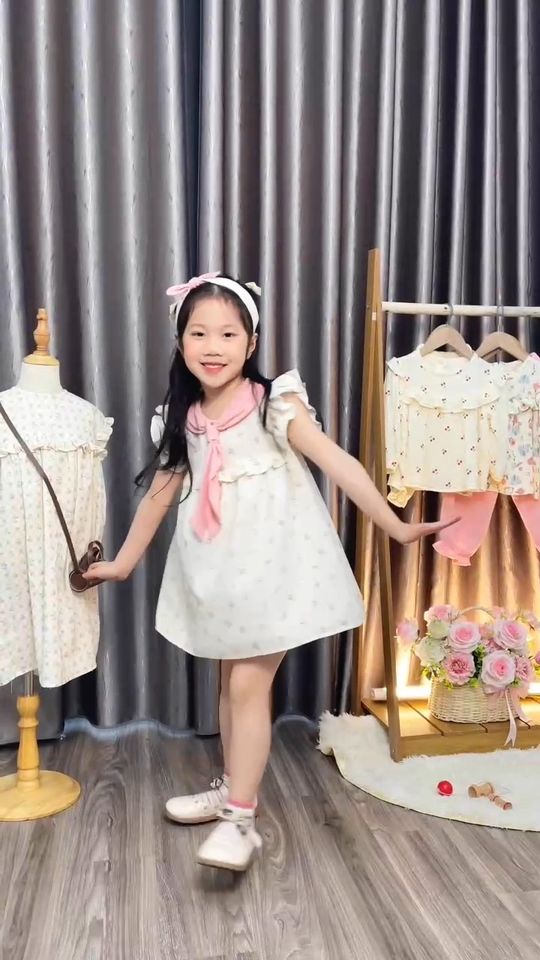 [🆕🇻🇳] ULACHOI’S OFFICIAL STORE – “ĐẸP VÀ CHẤT” 😎❤️️⭐️  MÊ MẨN VÁY HỒNG – XINH KHÔNG LỐI THOÁTVáy hồng hoạ tiết hoa nhí, vai cánh tiên phối cổ thuỷ thủ xinh yêu
Tặng kèm turban đeo đầu xinh xắn
Chất vải line , shares-0✔️ , likes-15❤️️ , date-2024-03-01 15:40:19🇻🇳🇻🇳🇻🇳📰🆕