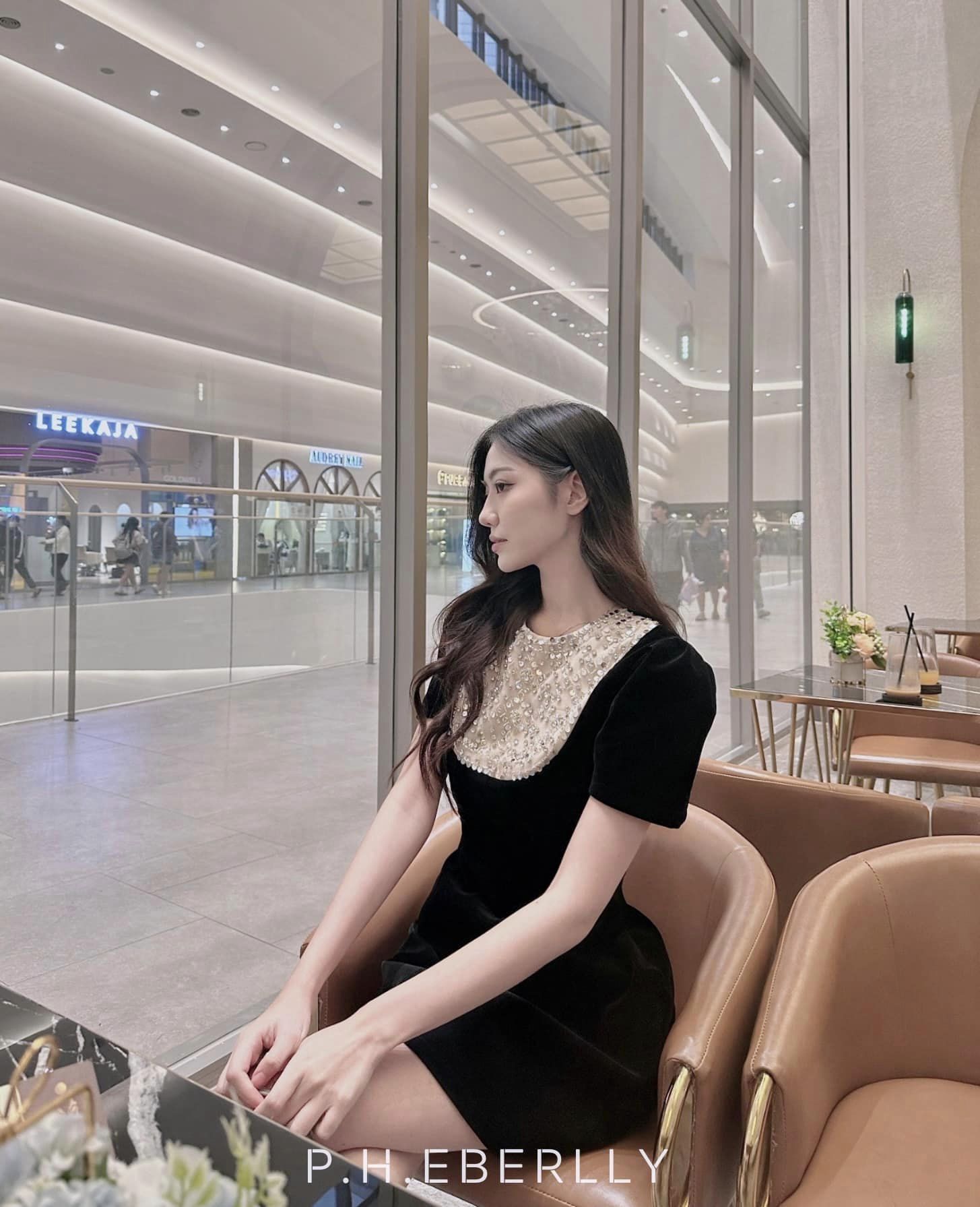 𝓒𝓾𝓼𝓽𝓸𝓶𝓮𝓻 𝓕𝓮𝓮𝓭𝓫𝓪𝓬𝓴
Khách hàng xinh đẹp cùng Chloe Bling Dress
Sang trọng và lộng lẫy cùng ánh đá Bling chắc chắn sẽ làm cho nàng nổi bật hơn trong mọi b