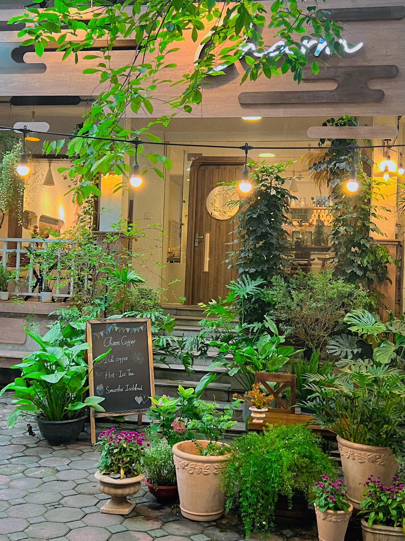 [☕️🇻🇳] Charm Coffee 🥤 Top1Coffee ☕️ Quán xinh có một chỗ ngồi
 Đợi em ghé lại ngắm trời bao la.
Charm Coffee : ngõ 20 Láng Hạ, Đống Đa,HN
      Opening hours: 07 am , shares-1✔️ , likes-12❤️️ , date-2024-05-18 12:02:04🇻🇳🇻🇳🇻🇳📰🆕