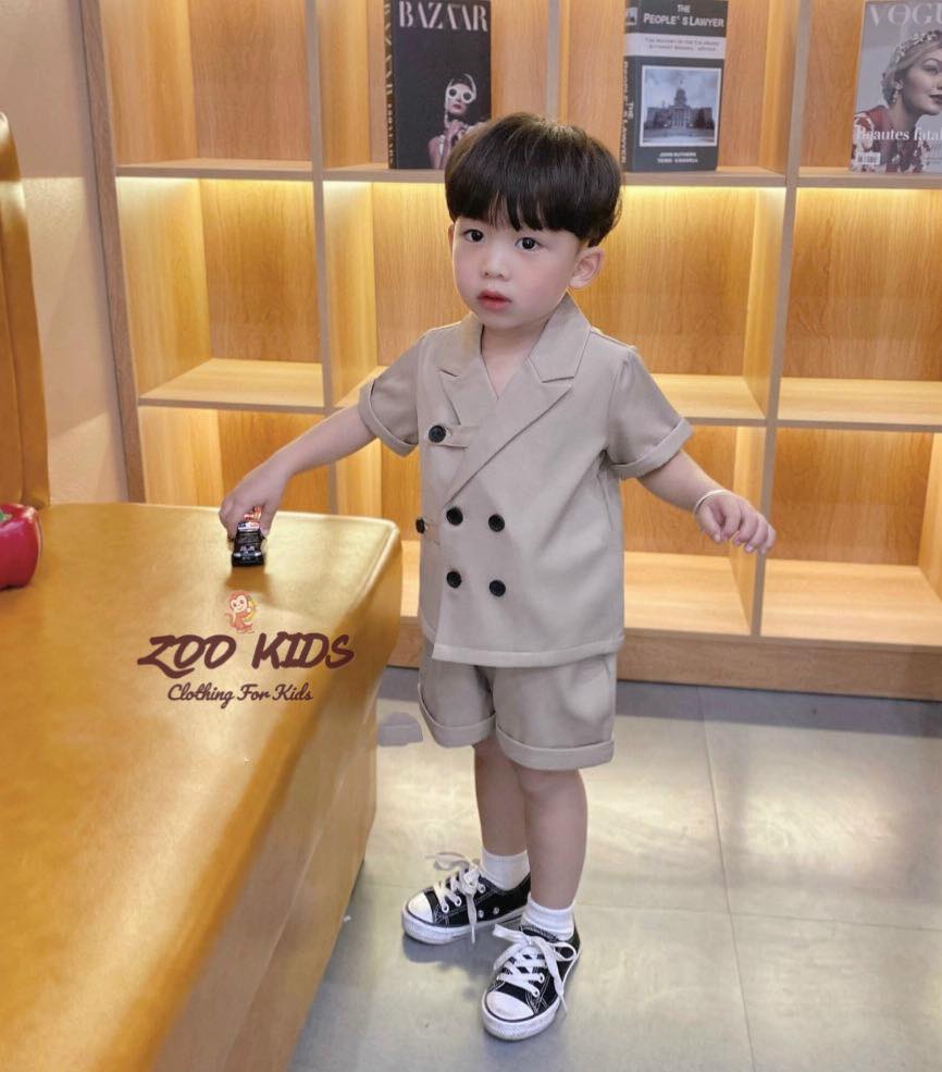 [🆕🇻🇳] ZOO KIDS 🧑‍🧒❤️️👶⭐️  Chàng công tử nhí lịch lãm, cuốn hút với outfit set vest cộc phối khuy sành điệu
Với thiết kế phối khuy độc đáo, lạ mắt. Áo và quần lơ vê phong cách, sà , shares-0✔️ , likes-7❤️️ , date-2024-05-27 09:33:35🇻🇳🇻🇳🇻🇳📰🆕