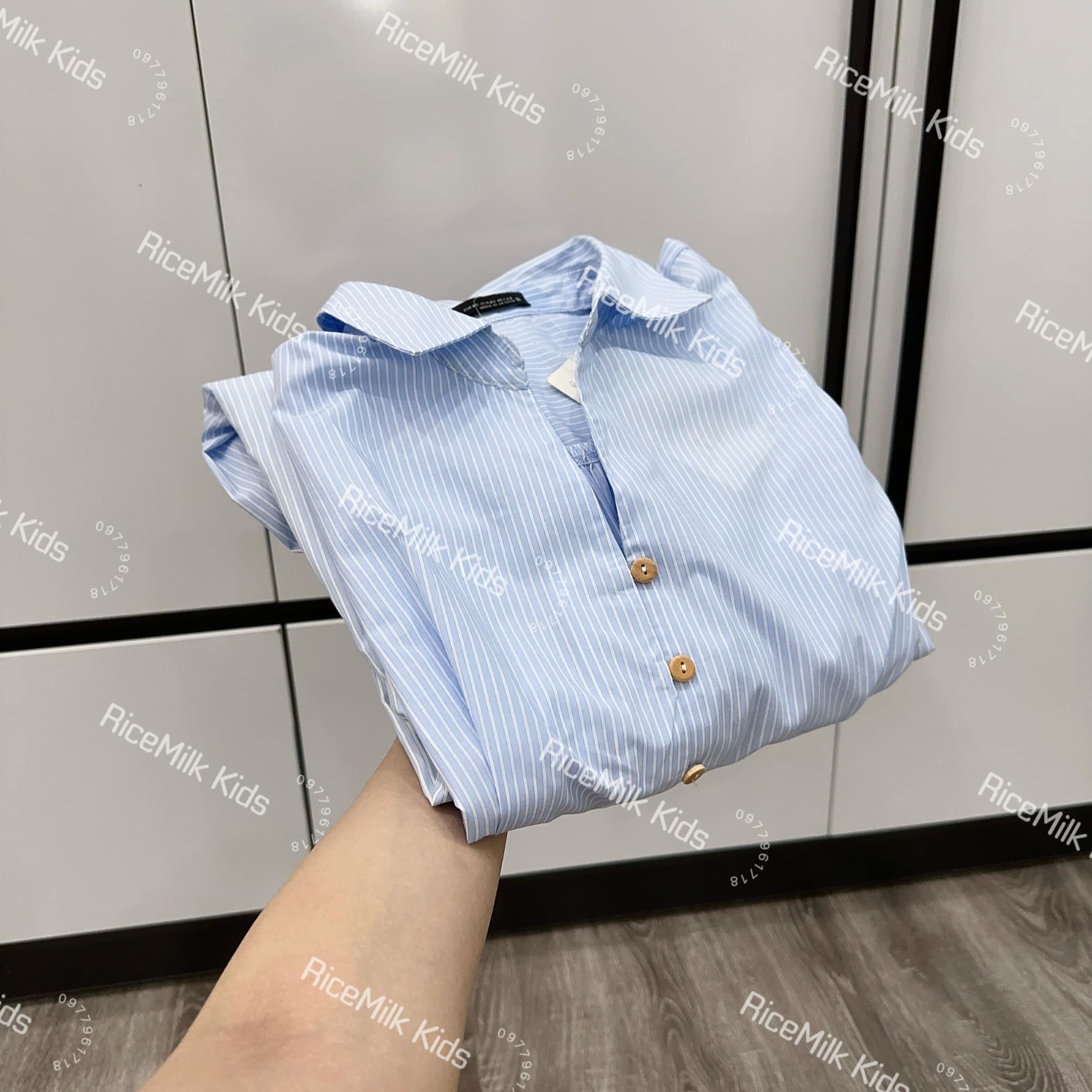 [🆕🇻🇳] RiceMilk Kids – thời trang trẻ em xuất khẩu 😎❤️️⭐️ E xót kho mấy cái
Váy kẻ thần thánh đây ạ. Dáng này quá dễ mặc rồi. Chất thô mềm mát, phần thân váy có lớp lót. Kẻ xanh min rấy xinh. Váy kèm đai như hình , shares-0✔️ , likes-4❤️️ , date-2024-06-01 01:38:56🇻🇳🇻🇳🇻🇳📰🆕