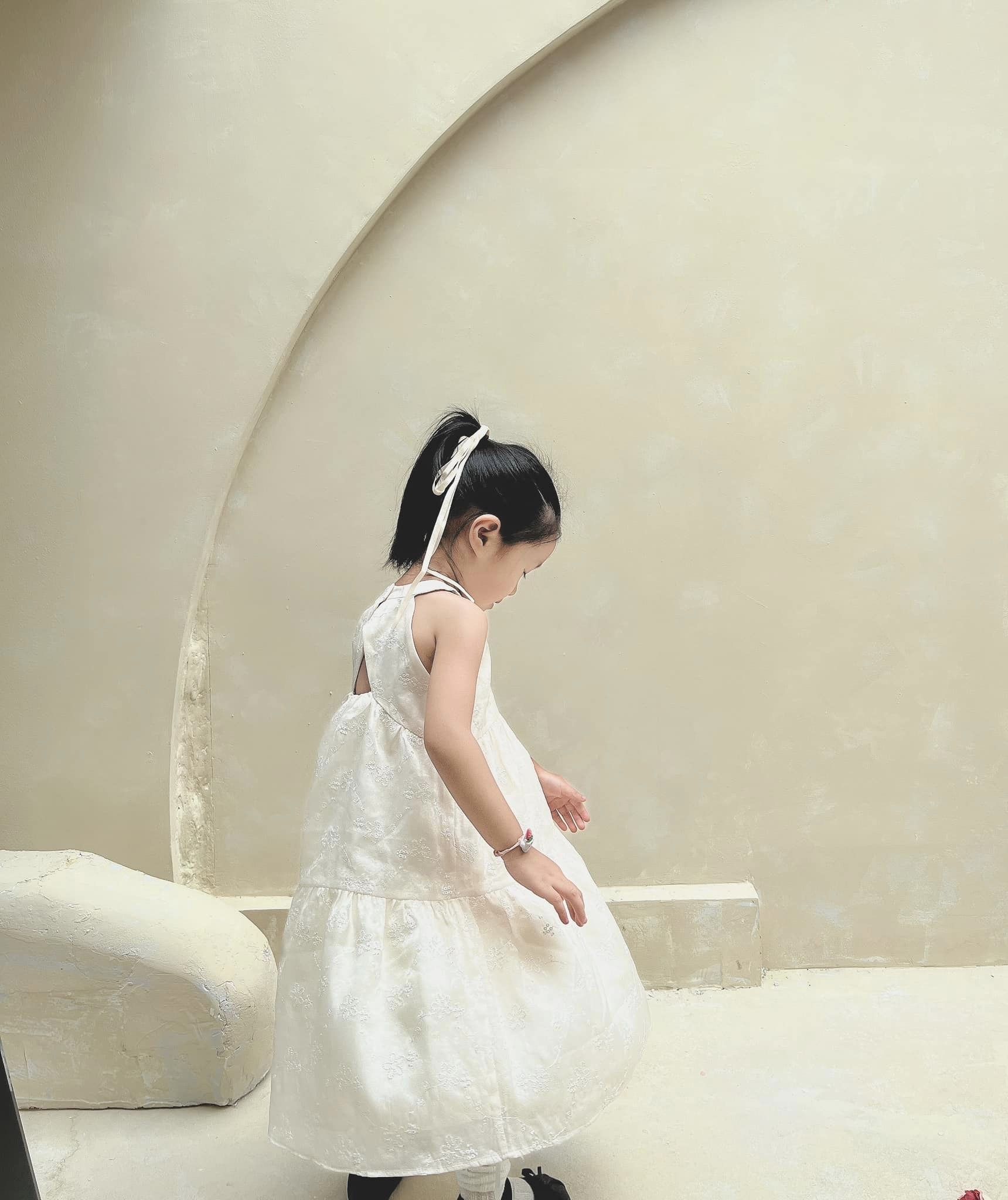 [🆕🇻🇳] P’ti Chou – Thời trang thiết kế dành cho trẻ em 😎❤️️⭐️ 𝑩𝒍𝒖𝒎𝒆 𝒅𝒓𝒆𝒔𝒔
Chiếc váy yếm thêu cân mọi vóng dáng của bé, xinh yêu và dễ mặc mỗi khi không biết nên mặc gì
𝑩𝒍𝒖𝒎𝒆 có sẵn size 11kg ~ 23kg tại Pti –
𝐷𝑒𝑠𝑖 , shares-9✔️ , likes-334❤️️ , date-2024-06-08 08:03:02🇻🇳🇻🇳🇻🇳📰🆕