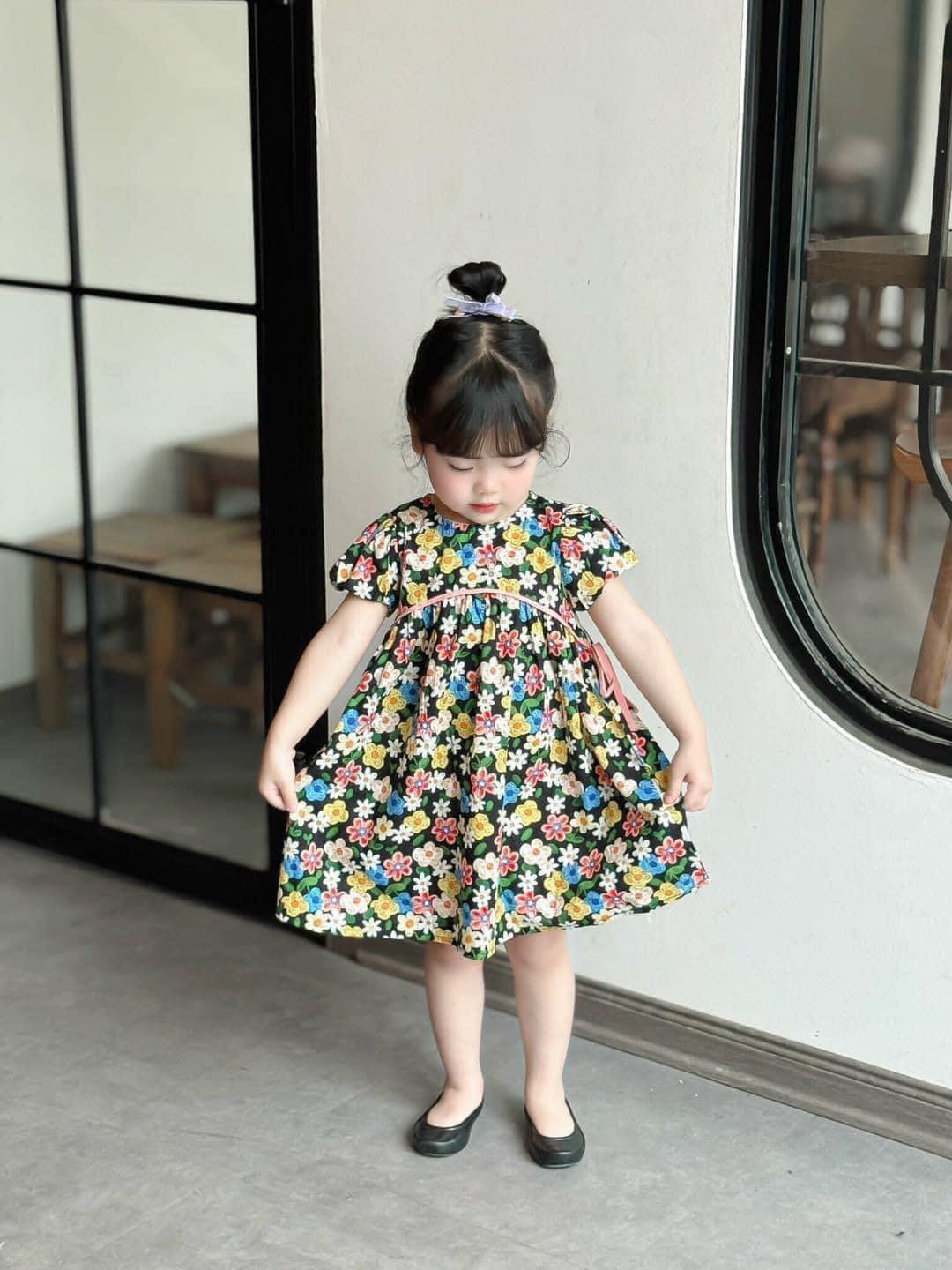 [🆕🇻🇳]  Minsu Kids 😎❤️️⭐️  Xả #90k em váy hoa nhí siêu xinhVáy cổ tròn, tay 2 lớp tạo độ phồng, buộc nơ eo xinh xắn tạo điểm nhấn. Tùng váy xoè rộng bồng bềnhChất thô xịn xò  , shares-0✔️ , likes-0❤️️ , date-2024-06-06 16:51:07🇻🇳🇻🇳🇻🇳📰🆕