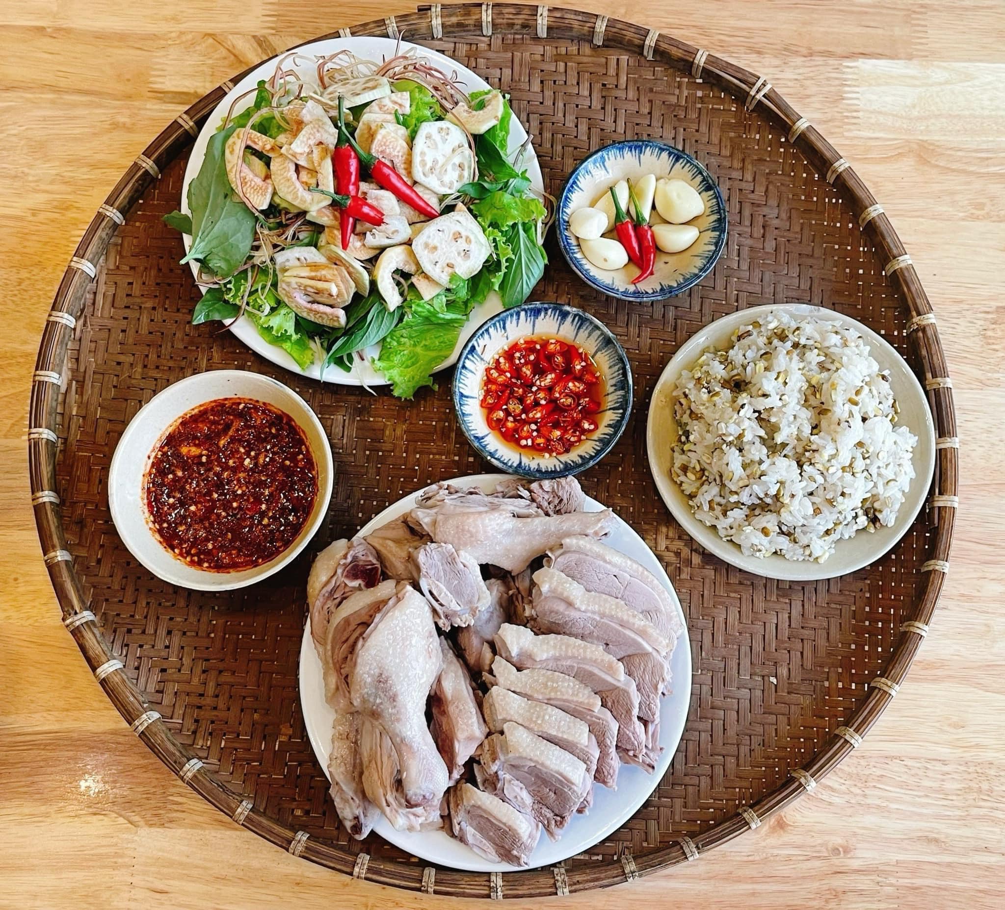 [🆕🇻🇳] CÀ MÈN – Đặc sản quê hương Quảng Trị 🍔 Top1Food 🍜 Mồng 5 đơn giản rứa thôi, mà ăn 1 lần là nghiện luôn 1 đời.

Vịt cỏ ngon ngọt, chén mắm gừng thơm cay nồng đượm, dĩa xôi đậu xanh dẻo bùi, tất cả hoà quyện , shares-2✔️ , likes-42❤️️ , date-2024-06-08 12:22:05🇻🇳🇻🇳🇻🇳📰🆕