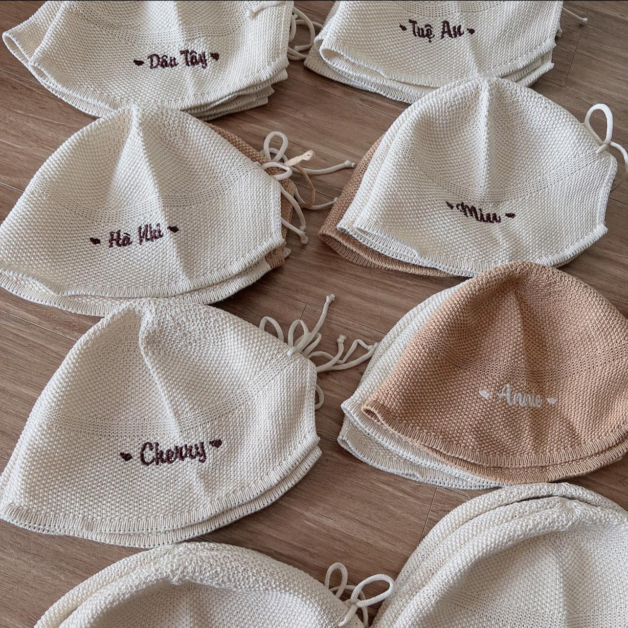 [🆕🇻🇳]  Hello Bébe ▪️ Shop chuyên order Quảng Châu 🧑‍🧒❤️️👶⭐️ Chuyện là hôm nay e thêu mũ trả khách mà không trùng tên bé nào luôn, nể các mom đặt tên con thật đó  sll còn ít nên mom nào đặt thêu chờ thêm giúp e nha
, shares-0✔️ , likes-2❤️️ , date-2024-06-22 04:36:08🇻🇳🇻🇳🇻🇳📰🆕