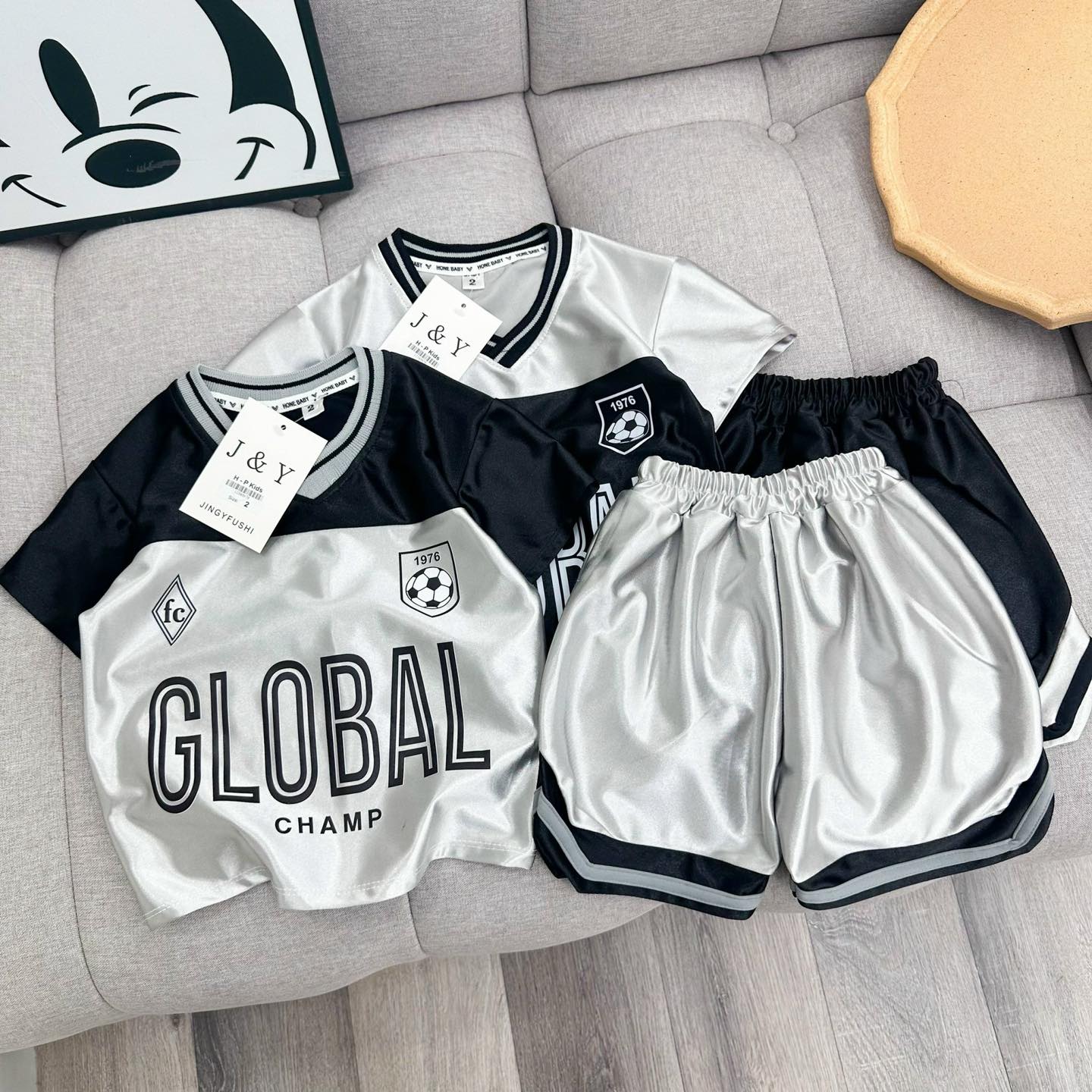 [🆕🇻🇳] Cẩm Vân Nguyễn – Thời trang cho bé yêu 🧑‍🧒❤️️👶⭐️ Bộ này em về 5 lô rồi vẫn k hết hot ạ  Bộ thể thao bóng đa tráng bạc GLOBAL quá xịn xò,bé trai bé gái mặc đều xinh Sz:8-28kg
, shares-1✔️ , likes-41❤️️ , date-2024-06-24 02:49:39🇻🇳🇻🇳🇻🇳📰🆕