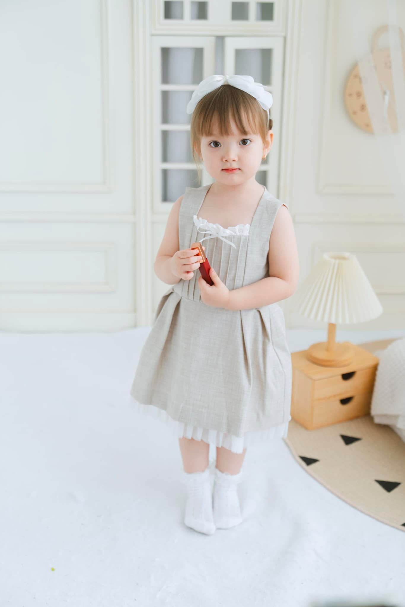 [🆕🇻🇳] HEHEHIHI – Cửa hàng nhỏ bán quần áo 🧑‍🧒❤️️👶⭐️ FEEDBACK | Em bé HEHIĐầm nơ nhẹ nhàng nàng thơ đây các mẹ ui . Tone màu ghi sáng da bé nào mặc cũng okla lun đó ạ . Điểm xuyết thêm chút xếp li và ren t , shares-1✔️ , likes-11❤️️ , date-2024-06-23 07:47:41🇻🇳🇻🇳🇻🇳📰🆕