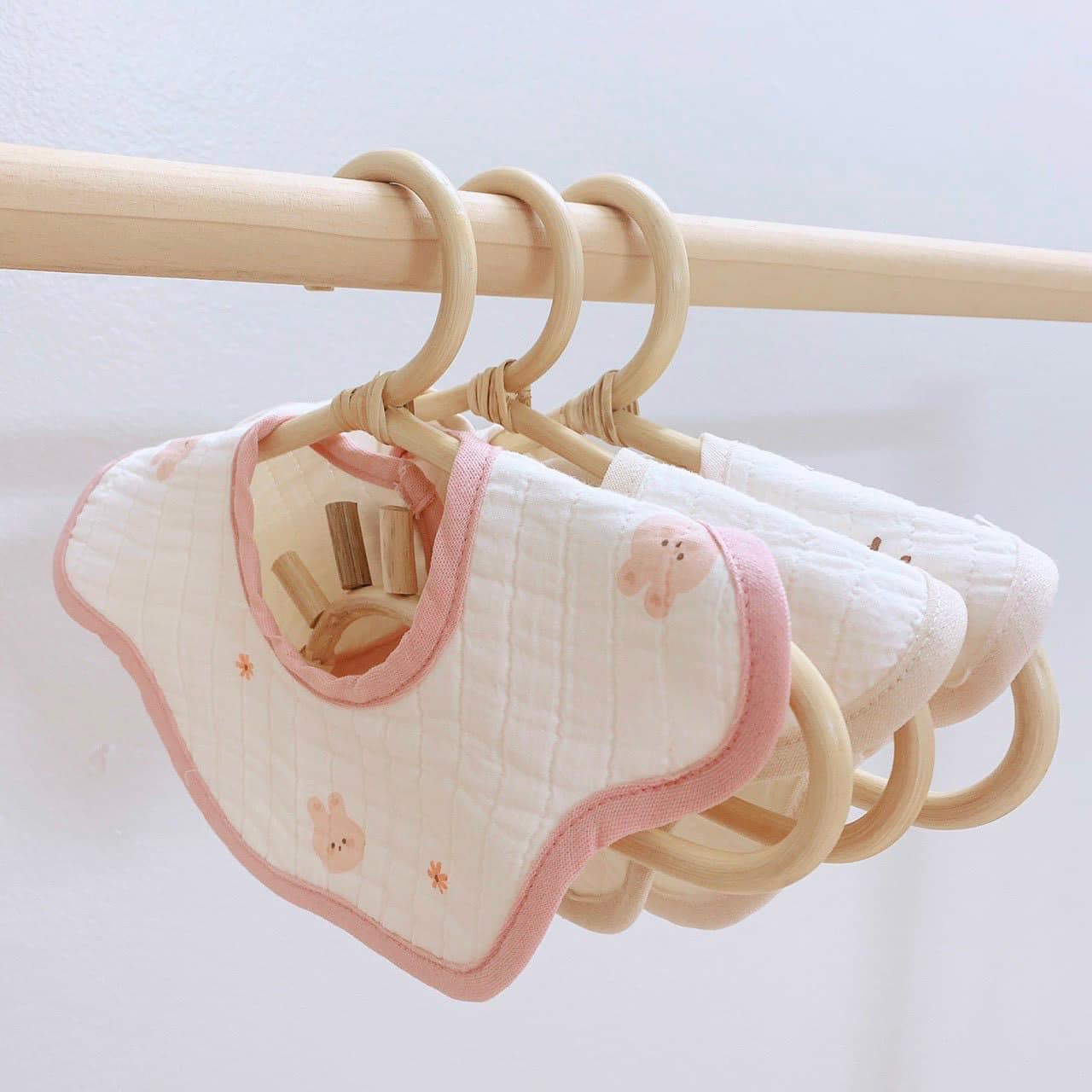 [🆕🇻🇳]  Vy Vy’s House – Chuyên đồ cho Mẹ và Bé 🧑‍🧒❤️️👶⭐️   𝐘𝐞̂́𝐦 𝐗𝐨̂ 𝐉𝐨𝐨𝐧𝐞𝐞 𝟑 𝐥𝐨̛́𝐩 𝐩𝐡𝐨𝐧𝐠 𝐜𝐚́𝐜𝐡 𝐡𝐚̀𝐧 𝐪𝐮𝐨̂́𝐜 𝐜𝐡𝐨 𝐛𝐞́ 𝐭𝐫𝐚𝐢, 𝐛𝐞́ 𝐠𝐚́𝐢Yếm Joonee xinh yêu cho các béYếm này xoay 360 đều đẹp, chất mềm mịn thấm  , shares-0✔️ , likes-1❤️️ , date-2024-06-26 11:18:27🇻🇳🇻🇳🇻🇳📰🆕