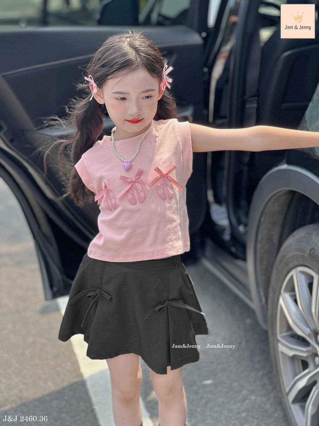 [🆕🇻🇳]  Tiệm cô Kul by Dinh Thuong luôn mang tới những sản phẩm chất lượng, đẹp mắt, theo trend 🧑‍🧒❤️️👶⭐️ Set xinh xỉu các mom ơi. Áo sát nách đính nơ. Năm nay trend lắm nè. Chân váy xếp ly kèm quần siêu thoải mái. Mix rời hay full set đều rất đẹp nha. Nay có n , shares-0✔️ , likes-2❤️️ , date-2024-06-20 05:34:23🇻🇳🇻🇳🇻🇳📰🆕