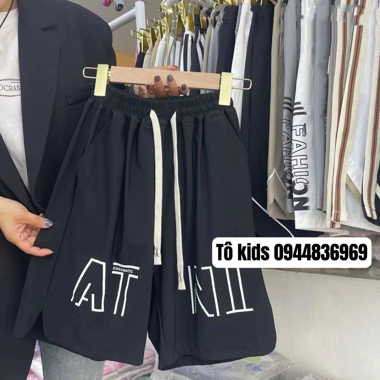 Đơn giản nhưng vẫn nổi bật,chất vải gió mát lịm tim
Màu ghi:130,150
Màu đen:130->170
SALE #159k