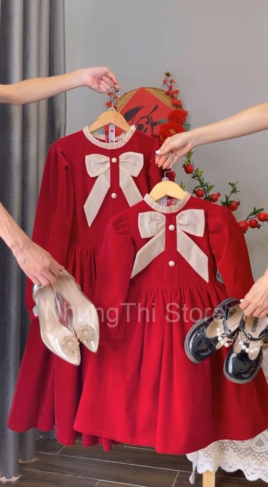 [🆕🇻🇳] NhungThi Designing – Thời trang thiết kế xu hướng mới 🧑‍🧒❤️️👶⭐️ TẾT CẬN KỀ, MẸ ĐÃ SẮM ĐỒ CÙNG BÉ CHƯA?
ƯU ĐÃI 35% váy đôi nhung đỏ mẹ và bé size 10-65kg
– Hàng thiết kế may kỹ
– Nhận hàng được kiểm tra hàng thoải mái , shares-15✔️ , likes-749❤️️ , date-2023-12-01 14:09:34🇻🇳🇻🇳🇻🇳📰🆕