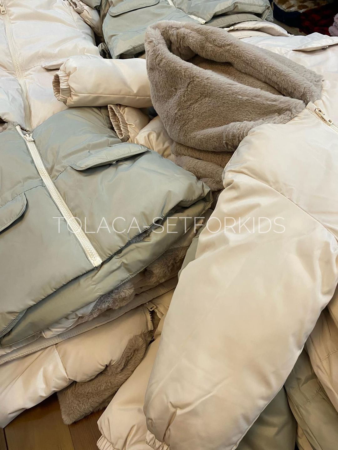 [🆕🇻🇳] Tớ là Cá – Set for Kids – Shop chuyên bán đồ bộ rời cho bé trai 0-7 tuổi 😎❤️️⭐️ [HẾT] Shop sót kho 2c này Màu BE size 5Y cho bé 16-18kg nha các mẹ ơiiiii. Inbox shop ngayyyy
Áo shop về thêm được một ít ạ. Dày – nhẹ – ấm. Lông mềm siêu , shares-0✔️ , likes-7❤️️ , date-2023-12-20 19:56:04🇻🇳🇻🇳🇻🇳📰🆕