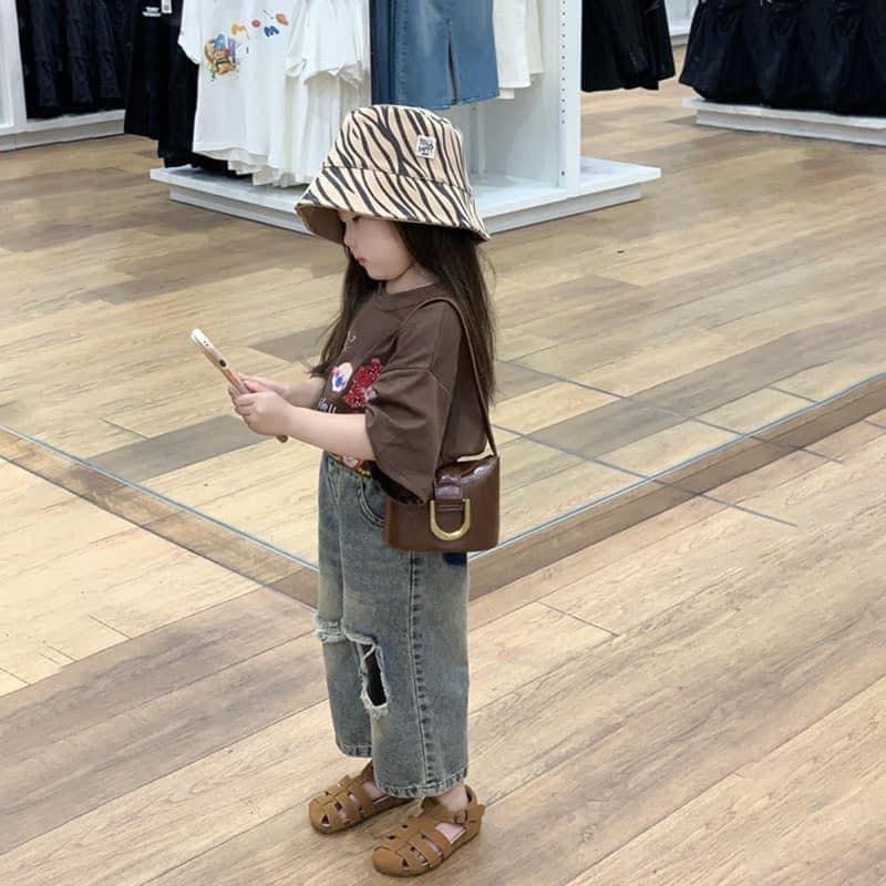 [🆕🇻🇳]  Suri baby kids – Thời trang cho bé thiết kế, hàng QC Cao Cấp 😎❤️️⭐️  My gu – ngầu thì chốt đơn mí em
Về tayyy #1xxk / set full áo + quần bò jean
Lô bộ áo phông mix quần jean xuông rách cho bé đẹp xỉu luôn ý. Ảnh thật trả , shares-4✔️ , likes-130❤️️ , date-2024-02-19 08:28:48🇻🇳🇻🇳🇻🇳📰🆕