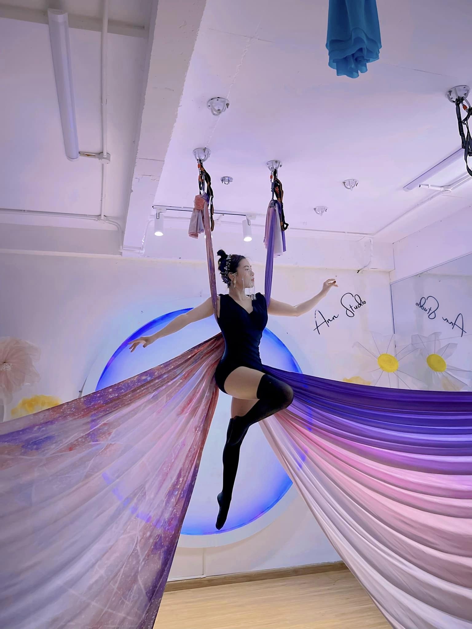 [🆕🇻🇳] Ann Studio – Aerial Yoga – YOGA | AERIAL | LYRA I SLING 🧘 Top1Yoga 🤸🏻‍♀️  𝐓𝐡𝐮̛́ 𝟔 𝐦𝐚́𝐮 𝐜𝐡𝐚̉𝐲 𝐯𝐞̂̀ đ𝐚̂𝐮 – 𝐯𝐞̂̀ 𝐀𝐧𝐧 𝐒𝐭𝐮𝐝𝐢𝐨 𝐜𝐡𝐮̛́ 𝐜𝐨̀𝐧 đ𝐚̂𝐮 𝐧𝐮̛̃𝐚 𝐚̣𝐚𝐚  

Nhìn ảnh các nàng ther đã đủ mê mẩn chưa ạ  các nàng có tin đây là ảnh của họ , shares-0✔️ , likes-15❤️️ , date-2024-03-22 14:06:47🇻🇳🇻🇳🇻🇳📰🆕