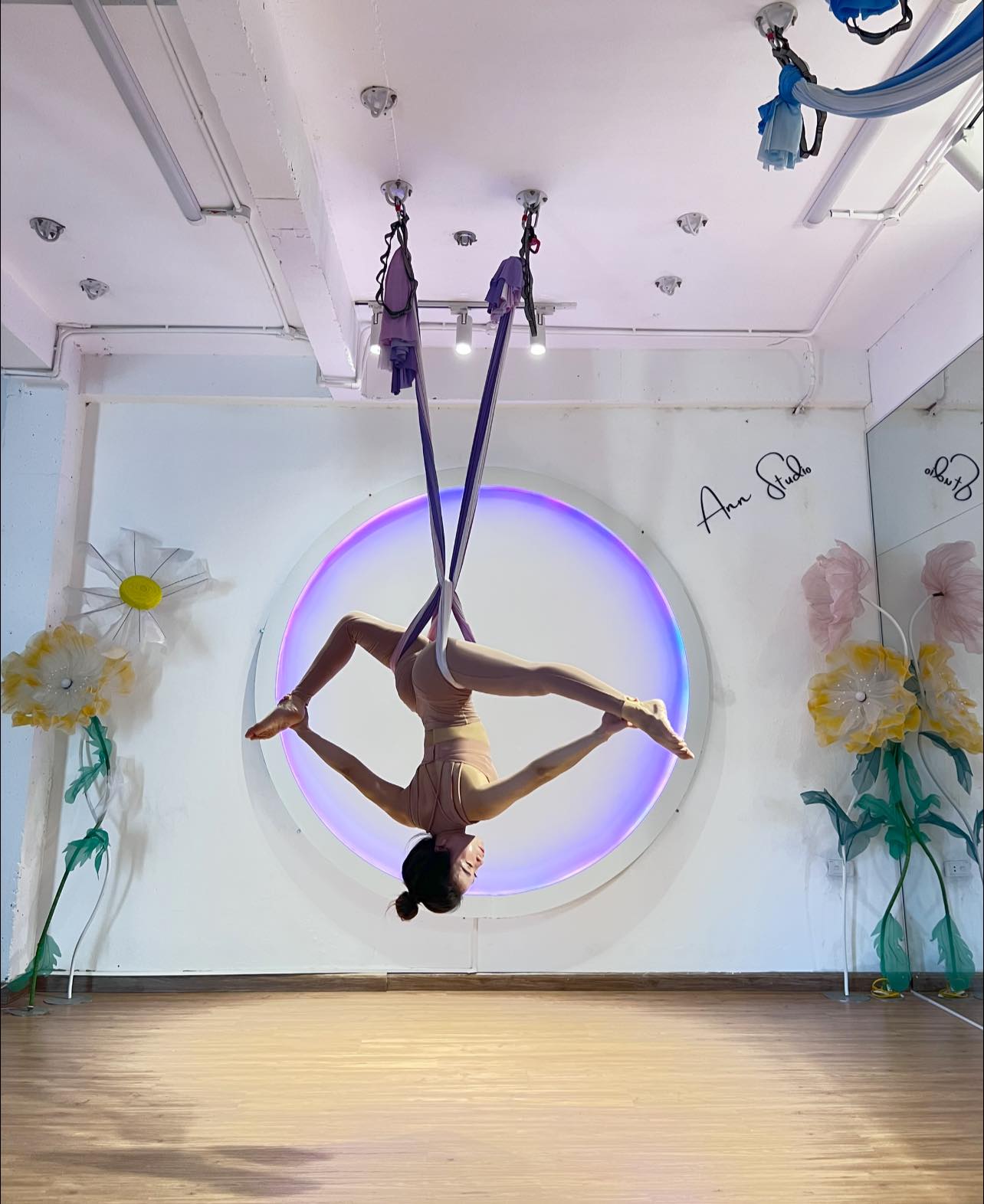 [🆕🇻🇳] Ann Studio – Aerial Yoga – YOGA | AERIAL | LYRA I SLING 🧘 Top1Yoga 🤸🏻‍♀️  “Đ𝘪 𝘵𝘢̆́𝘮, 𝘯𝘨𝘢̆́𝘮 𝘩𝘰𝘢, 𝘢̆𝘯 𝘤𝘰̛𝘮 𝘯𝘦̂́𝘶 𝘣𝘢̣𝘯 𝘤𝘢̉𝘮 𝘵𝘩𝘢̂́𝘺 𝘩𝘢̣𝘯𝘩 𝘱𝘩𝘶́𝘤, 𝘯𝘰́ 𝘬𝘩𝘰̂𝘯𝘨 𝘱𝘩𝘢̉𝘪 𝘷𝘪̀ 𝘣𝘢̣𝘯 𝘵𝘢̆́𝘮 𝘳𝘢̂́𝘵 𝘴𝘢̣𝘤𝘩, 𝘩𝘰𝘢 𝘯𝘰̛̉ 𝘳𝘢̂́𝘵 đ𝘦̣𝘱 𝘩𝘢𝘺 𝘤𝘰̛𝘮 𝘳𝘢̂́𝘵 𝘩𝘰̛̣𝘱  , shares-0✔️ , likes-8❤️️ , date-2024-03-24 02:27:05🇻🇳🇻🇳🇻🇳📰🆕