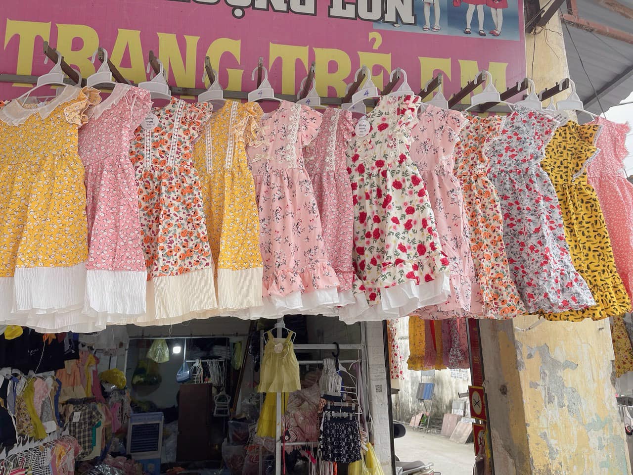 [🆕🇻🇳] Shop Quần Áo Trẻ Em  Lê Hoa Kids Mua sắm bán lẻ 🧑‍🧒❤️️👶⭐️ Bầm bé siêu rẻ lun ạ
Phom 15kg đến 40kg
Chất lụa hàn bao mát lun nhé cả nhà
Vài chục ngàn một bộ thôi
Bé mặc đi học đi chơi bao xinh lun ạ
033530469 , shares-1✔️ , likes-3❤️️ , date-2024-03-26 23:55:46🇻🇳🇻🇳🇻🇳📰🆕