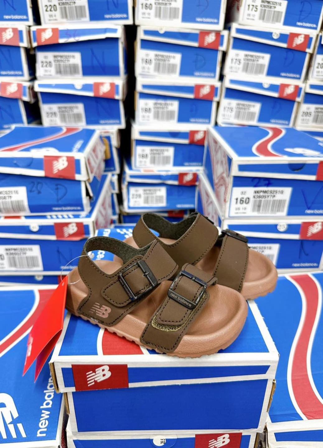 [🆕🇻🇳] MamimO Shop – Bán buôn – bán lẻ thời trang xuất khẩu trẻ em 😎❤️️⭐️ Bên kia có DEAL HOT qáaa e #GOM_KHẨN các bác ơii.. Mẫu mới NB năm nay qá đẹp, màu tây ơi là tây..Dép êm ru, quai chỉnh trên dưới cực kì tiện e nhận gạch đá , shares-0✔️ , likes-17❤️️ , date-2024-04-10 21:51:43🇻🇳🇻🇳🇻🇳📰🆕