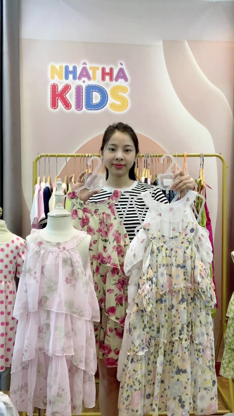 [🆕🇻🇳] Nhật Hà Kids – Thời trang thiết kế cho bé yêu! 🧑‍🧒❤️️👶⭐️ Váy xinh chào hè đồng giá 139k /váy 
 Miễn ship đơn 2 váy ạ
 , shares-62✔️ , likes-31K❤️️ , date-2024-05-27 03:30:39🇻🇳🇻🇳🇻🇳📰🆕