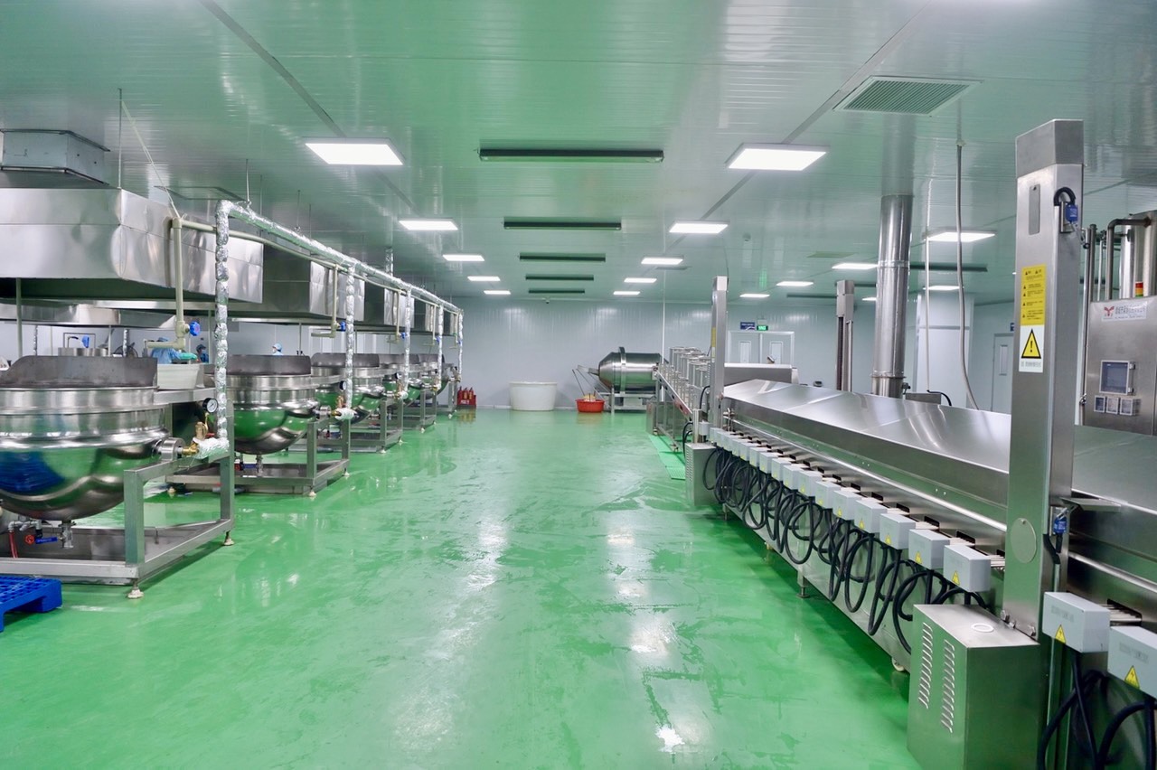 [🆕🇻🇳] Đồ ăn vặt ALACO chuyên chân gà, cánh gà, cá cơm ăn liền hot-trend của giới trẻ 🍔 Top1Food  🍜 FLEX máy móc “khủng” của nhà ALACO đây ạ ~
 Với nhà máy đạt chuẩn ISO 22000:2018, ALACO tự hào là thương hiệu đồ ăn vặt an toàn cho người tiêu dùng về sức  , shares-1✔️ , likes-3❤️️ , date-2024-05-08 21:00:43🇻🇳🇻🇳🇻🇳📰🆕