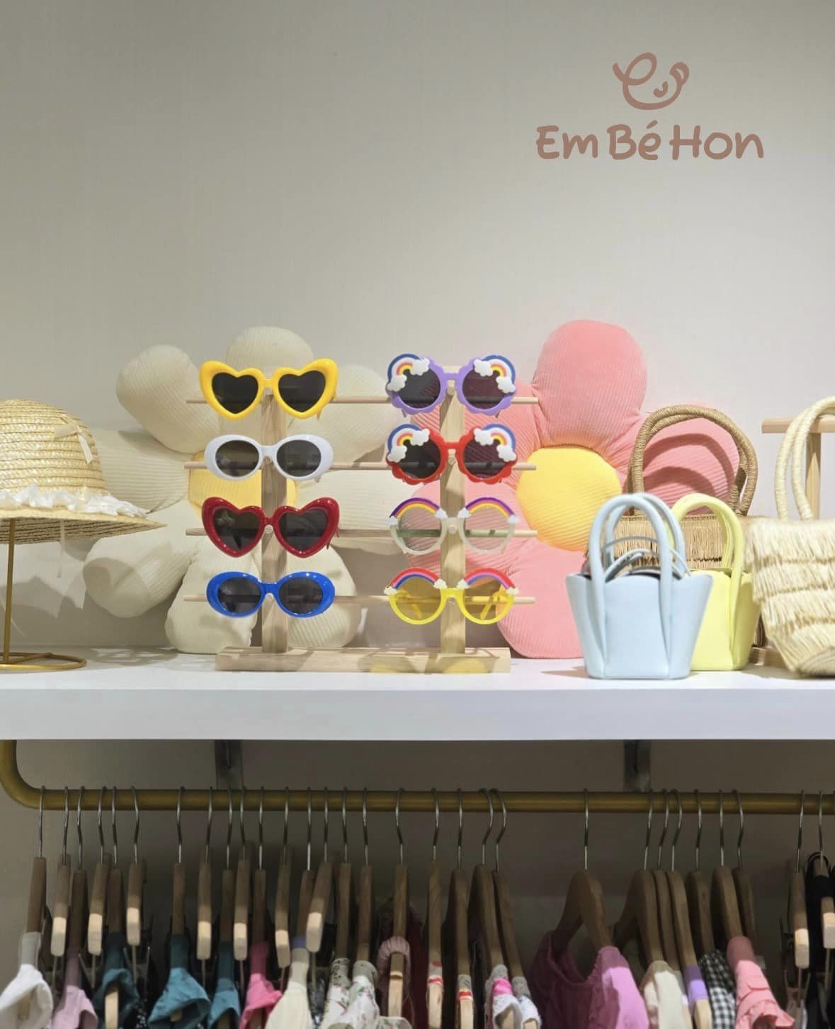 [🆕🇻🇳] EM BÉ HON – Được có mặt trong những khoảnh khắc lớn lên của các em bé – luôn là điều mà tiệm tự hào nhất! 🧑‍🧒❤️️👶⭐️ 1 góc nhỏ phụ kiện kính – túi – nón – kẹp tóc cho mẹ và các bé  Facebook: Em Bé Hon
Instagram: embehon.xinchao
Ghé thăm cửa hàng tại: G34 Cư Xá Vĩnh Hội,  , shares-0✔️ , likes-0❤️️ , date-2024-05-20 15:18:14🇻🇳🇻🇳🇻🇳📰🆕