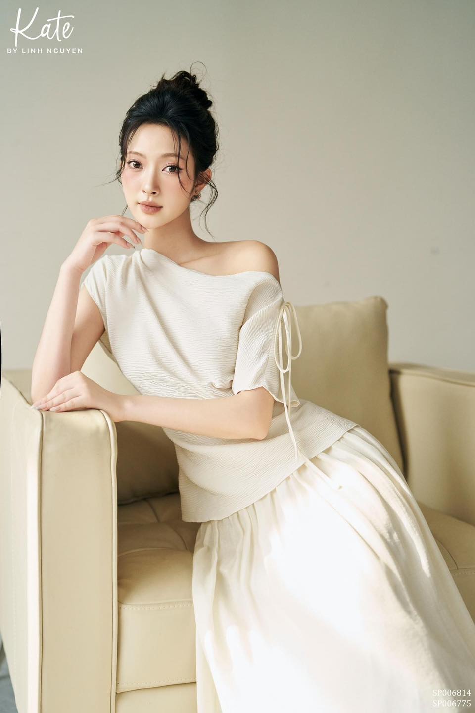 [🆕🇻🇳] Kate By Linh Nguyen – Kim Mã 😎❤️️⭐️ 𝐁𝐨𝐫𝐚 𝐁𝐥𝐨𝐮𝐬𝐞 & 𝐘𝐮𝐥𝐤𝐢 𝐌𝐢𝐝𝐢 𝐒𝐤𝐢𝐫𝐭
Nhẹ nhàng và tao nhã tựa nàng tiểu thư yêu kiều, set phối giữa áo kiểu Bora và chân váy midi Yulki giúp nàng ghi điểm tuyệt  , shares-0✔️ , likes-13❤️️ , date-2024-05-20 03:30:55🇻🇳🇻🇳🇻🇳📰🆕