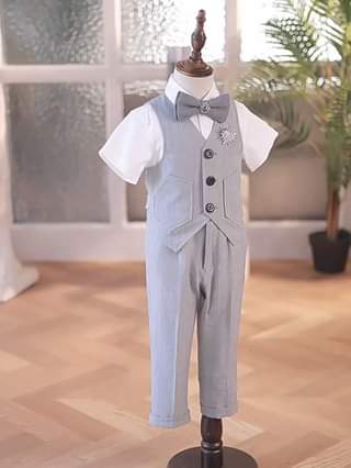 Kid's boy vest 4 pieces in Grey
High Party Wears Design for Kids
Available now at MMKID
#babyphotoshoot #ẢnhGiaĐình #tiệcthôinôi #kidsvest #kidspartyw