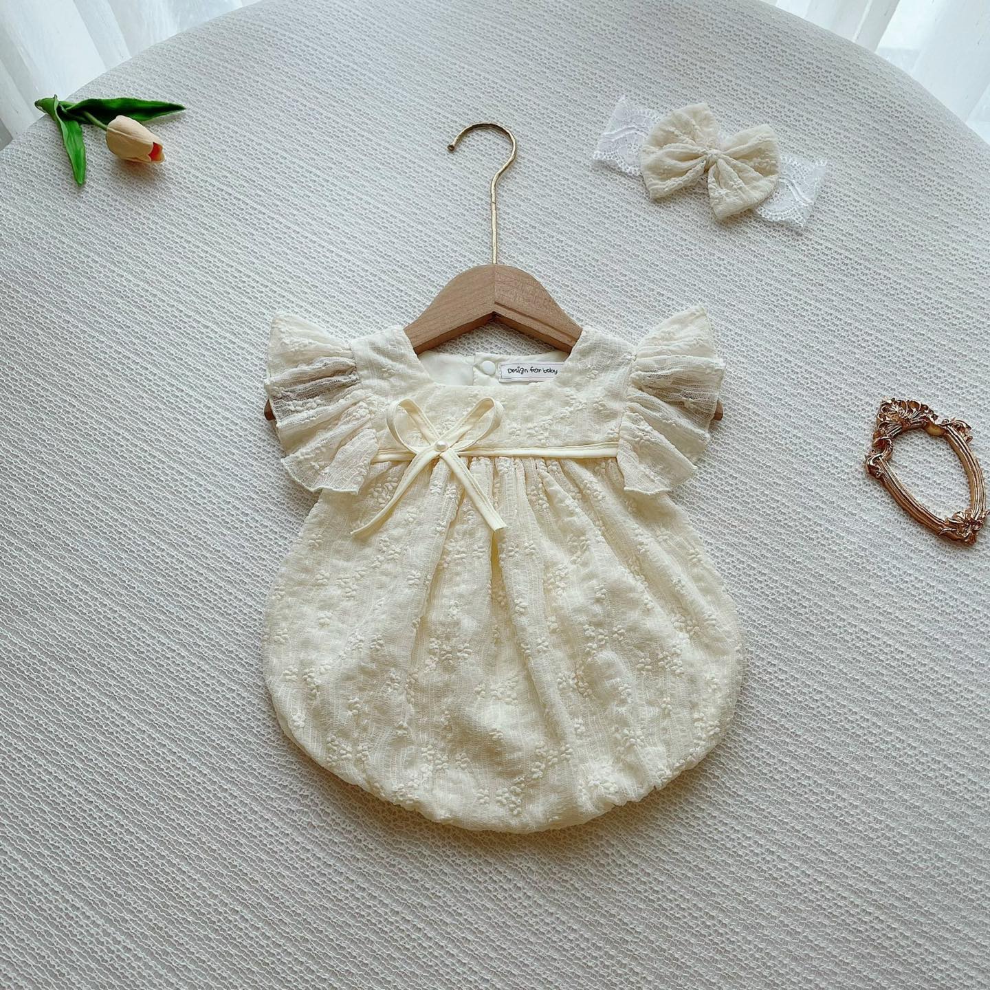 [🆕🇻🇳] SUSU SHOP- Váy đầm thiết kế cho bé gái 🧑‍🧒❤️️👶⭐️ Thiết kế cánh tiên đính ngọc quen thuộc trong chất liệu re nhún thêu tinh xảo hoàn toàn mới cực hiếm có khó tìm
Màu sắc: – kem
Hàng thiết kế đẹp từng tiểu  , shares-0✔️ , likes-2❤️️ , date-2024-05-20 18:40:44🇻🇳🇻🇳🇻🇳📰🆕