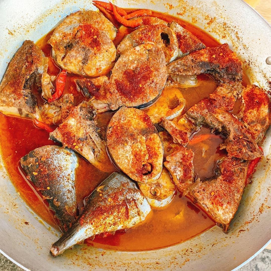 [🆕🇻🇳] CÀ MÈN – Đặc sản quê hương Quảng Trị 🍔 Top1Food 🍜 Cá ngừ tươi chong, ướp sơ rồi kho ớt, lấy chén nước kho chấm với rau thì không chê đi mô được hết. 
 Anh chị mê cá kho thì về với Mèn nhe!
 Trưa ni Mèn có: , shares-0✔️ , likes-13❤️️ , date-2024-06-03 13:35:25🇻🇳🇻🇳🇻🇳📰🆕