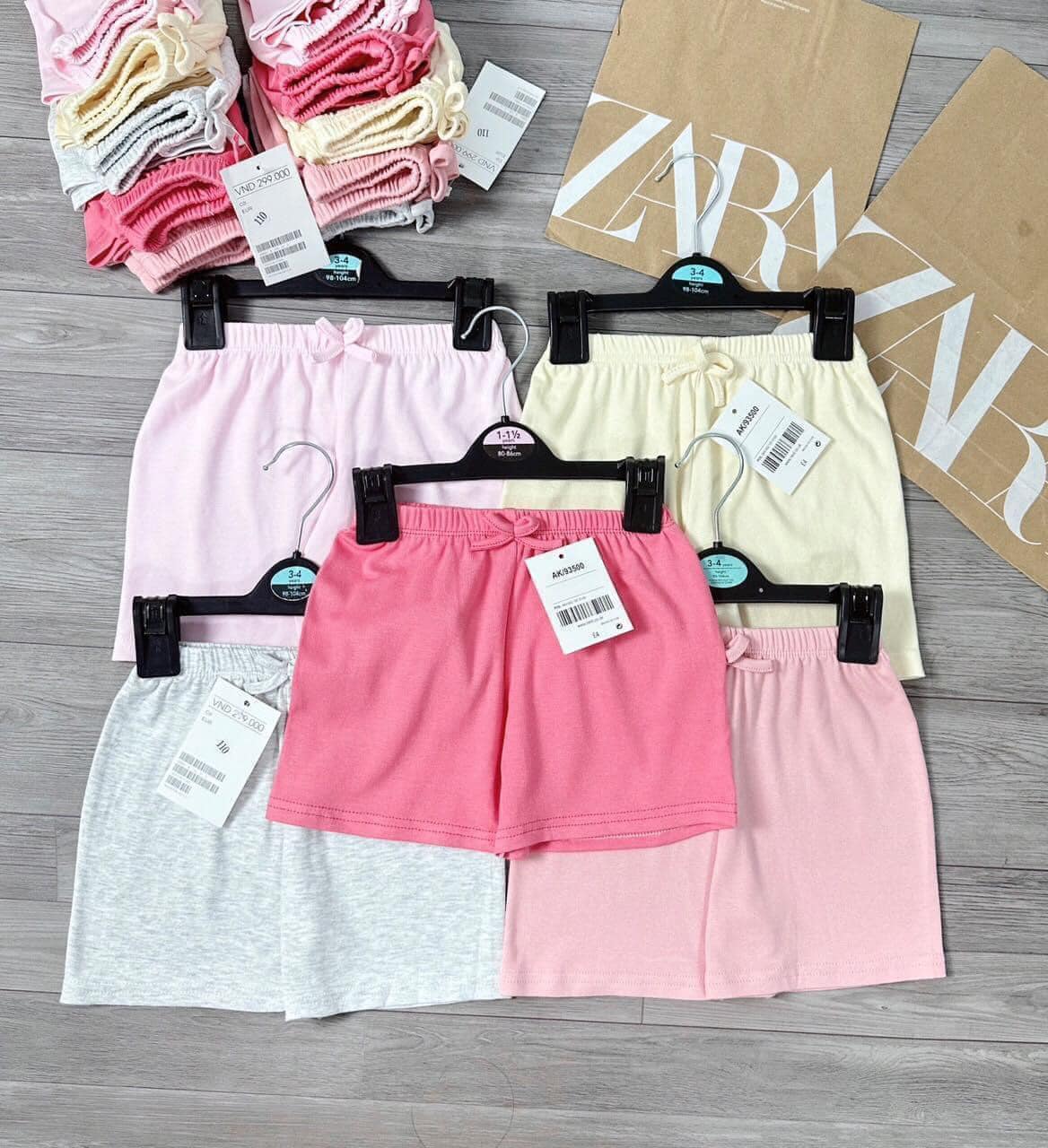 [🆕🇻🇳]  Minsu Kids 😎❤️️⭐️ Xả #150k  Sét 5 quần bé gái năm nay cover siêu dính cả màu lẫn chất
Tông hồng dang iu cực kì luôn ạ
Nhà e là chất zip loại 1 dày dặn nhé. Bao mặc bền đẹp , shares-0✔️ , likes-0❤️️ , date-2024-05-27 19:44:39🇻🇳🇻🇳🇻🇳📰🆕