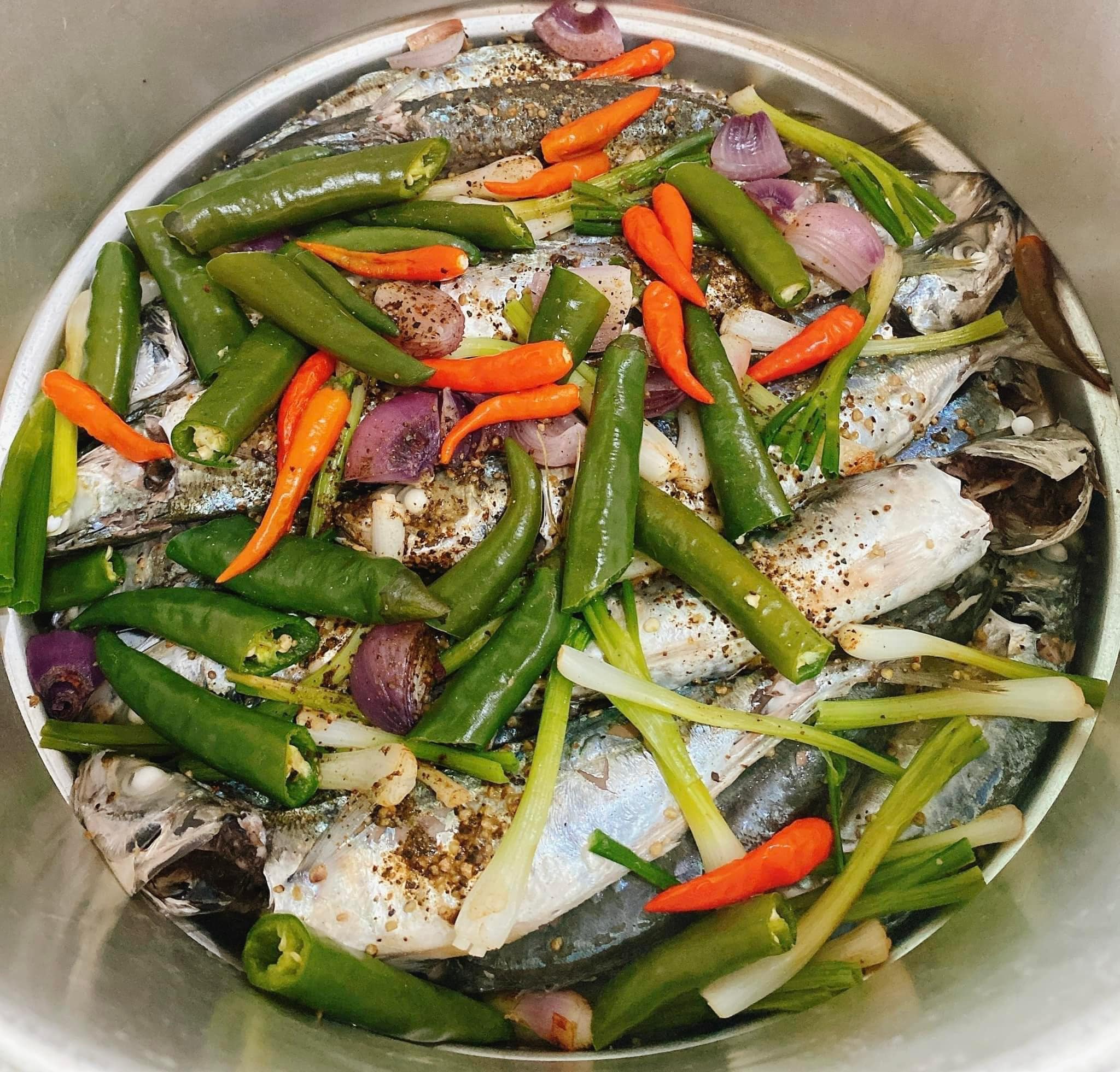 [🆕🇻🇳] CÀ MÈN – Đặc sản quê hương Quảng Trị 🍔 Top1Food 🍜 Cá nục mềm ngọt
 Rau sống tươi giòn
 Mắm nêm đậm đà
 Còn món chi tuyệt vời hơn nữa?
 Món cá nục hấp cuốn bánh tráng chấm mắm nêm chiều ni đã sẵn sàng.  Món , shares-0✔️ , likes-32❤️️ , date-2024-06-03 19:43:22🇻🇳🇻🇳🇻🇳📰🆕