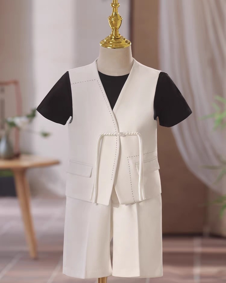 [🆕🇻🇳]  MMKID aims to bring kids the most high fashionable and high quality party design 🧑‍🧒❤️️👶⭐️ Set Vest cho bé trai được thiết kế phá cách, để trở nên vừa sang trọng vừa thoải mái, và có chút phóng khoáng. Mẫu Vest không cổ, thiết kế tay shorts kết h , shares-2✔️ , likes-56❤️️ , date-2024-06-02 23:30:34🇻🇳🇻🇳🇻🇳📰🆕