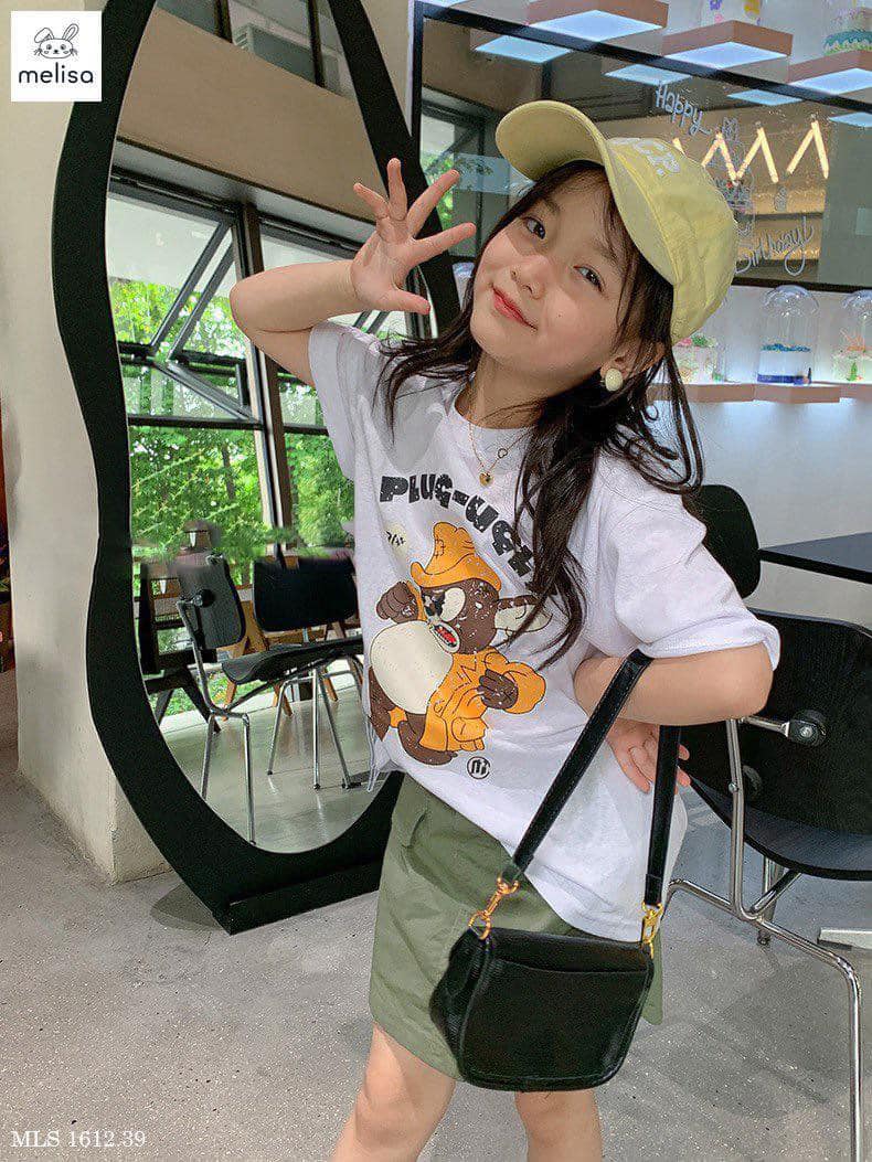 [🆕🇻🇳]  Tiệm cô Kul by Dinh Thuong luôn mang tới những sản phẩm chất lượng, đẹp mắt, theo trend 🧑‍🧒❤️️👶⭐️ Đổi gió với style cá tính cool ngầu nha. Set áo phông hoạ tiết hoạt hình. Chân váy kaki rêu kèm quần bảo hộ cực chất. Bé nào ko thích điệu đà đảm bảo thích , shares-0✔️ , likes-0❤️️ , date-2024-06-07 02:44:43🇻🇳🇻🇳🇻🇳📰🆕