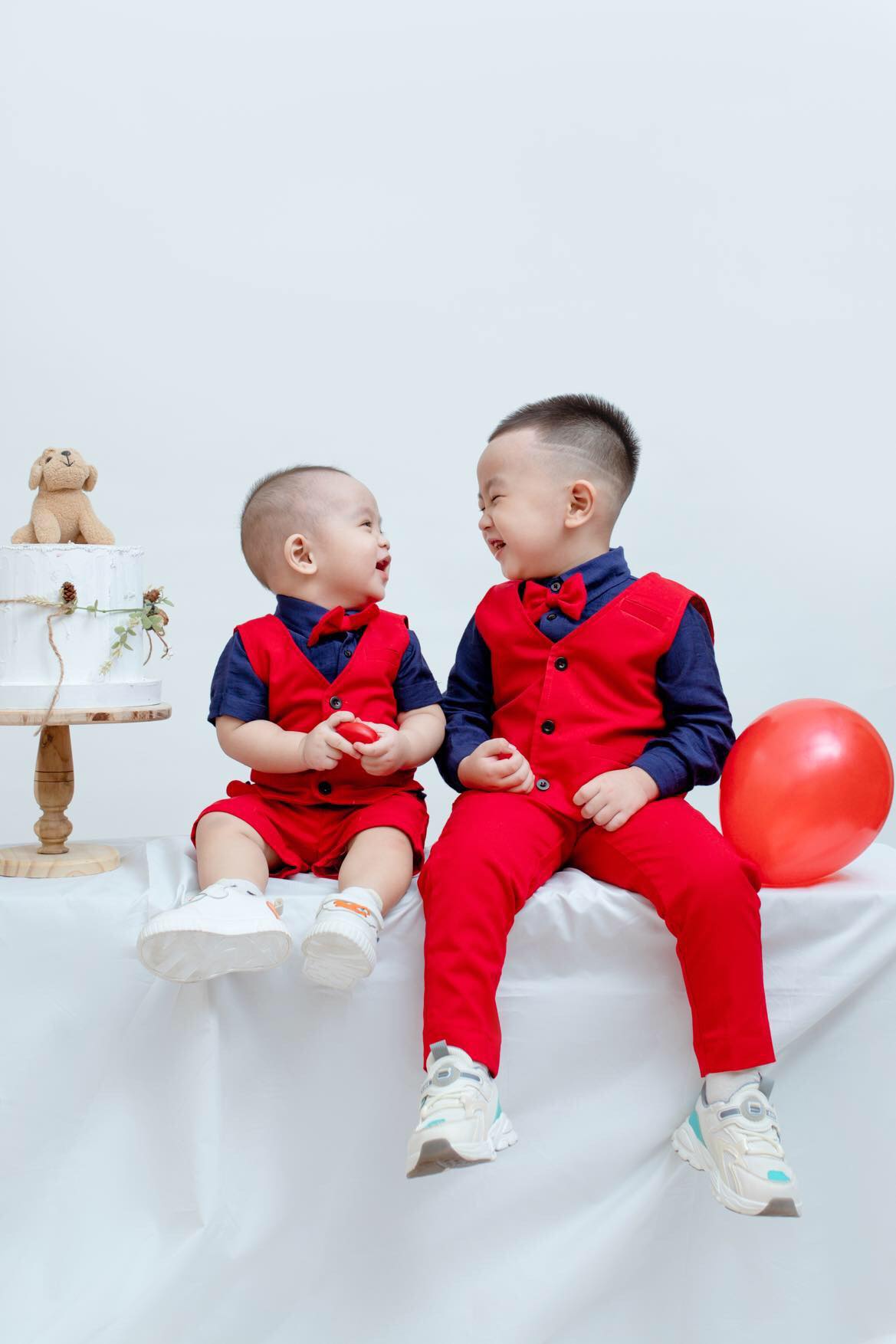 [🆕🇻🇳] TikTak House – Thời trang thiết kế cho bé 🧑‍🧒❤️️👶⭐️ Một chút sắc đỏ trong set gile nhà Tiktak House
Feedback 2 anh em quá đẹp và vừa vặn luôn ạ
Ông anh mặc set dài còn ông em mặc set ngắn cực kì thoải mái , shares-0✔️ , likes-5❤️️ , date-2024-06-11 14:34:51🇻🇳🇻🇳🇻🇳📰🆕