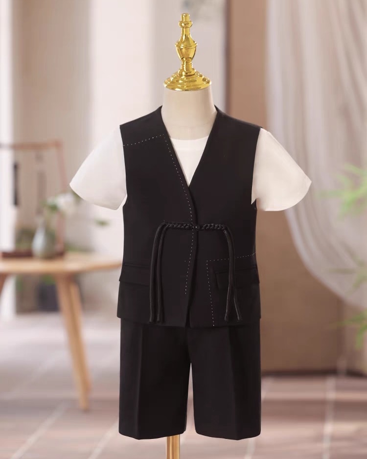 [🆕🇻🇳]  MMKID aims to bring kids the most high fashionable and high quality party design 🧑‍🧒❤️️👶⭐️ Set Vest cho bé trai được thiết kế phá cách, để trở nên vừa sang trọng vừa thoải mái, và có chút phóng khoáng. Mẫu Vest không cổ, thiết kế tay shorts kết h , shares-0✔️ , likes-14❤️️ , date-2024-06-13 04:52:06🇻🇳🇻🇳🇻🇳📰🆕