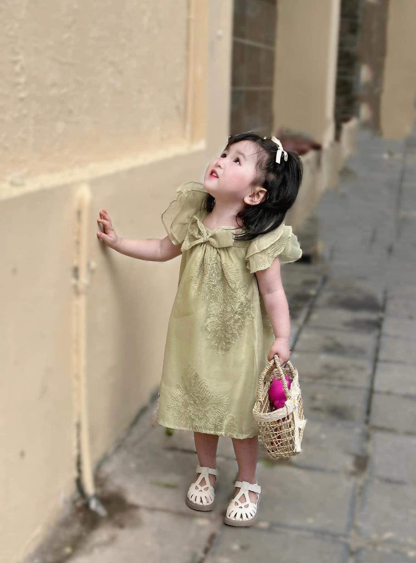 [🆕🇻🇳] L’Casta Viet Nam- Đồ trẻ em 🧑‍🧒❤️️👶⭐️  Chiếc váy sale hời quá trời hời! Bay cực nhanh trong mấy ngày sale gần đây.
Có cả màu trắng kem cho mẹ nào thích tôn da cho bé nữa nha.
195k – size 8- , shares-0✔️ , likes-4❤️️ , date-2024-06-16 22:47:35🇻🇳🇻🇳🇻🇳📰🆕