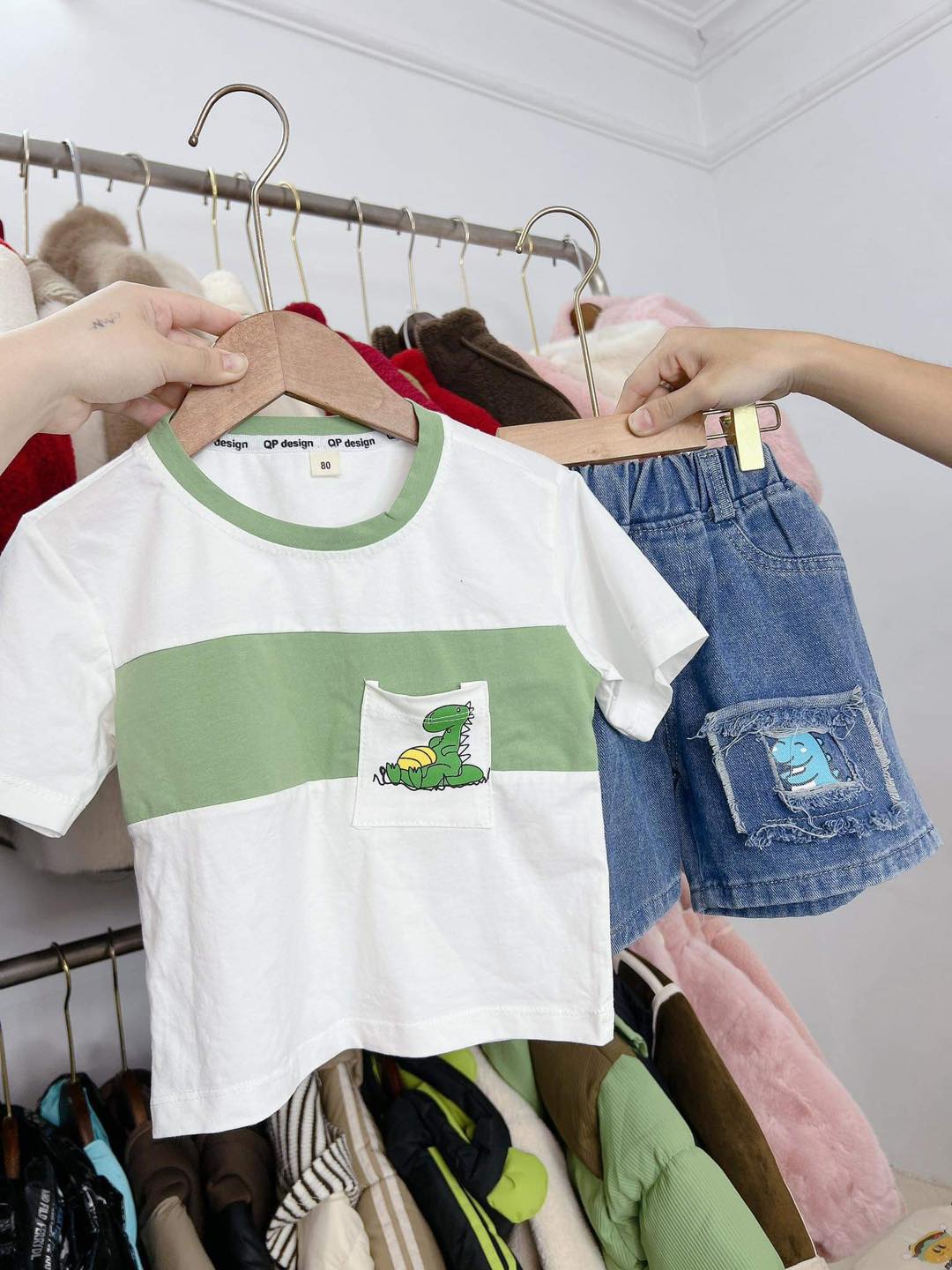 [🆕🇻🇳]  Bet Boy Kids  – Thời trang trẻ em – Chuyên Bán BUÔN : SỈ – LẺ – CTV 🧑‍🧒❤️️👶⭐️  SẮM NGAY CHO BÉ 1 chiếc ÁO PHAO QC ĐẦU MÙA GIÁ SIÊU HỜI #1xx
Phao Basic dễ mặc dễ phối đồ
Đủ size 6-40kg
—————————-
Được kiểm hàng trước khi thanh toán , shares-0✔️ , likes-1❤️️ , date-2024-06-21 14:25:12🇻🇳🇻🇳🇻🇳📰🆕