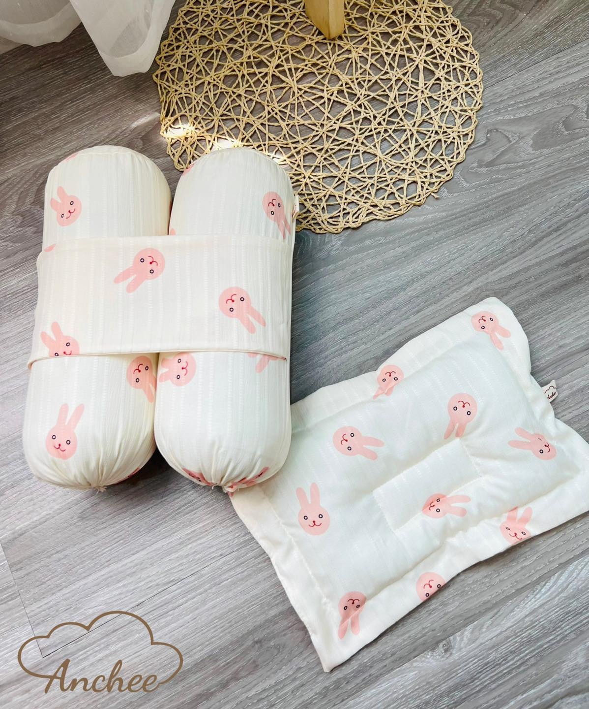 [🆕🇻🇳] Tổng kho sơ sinh Lynh Lee – Tổng kho sỉ lẻ Mẹ và bé 🧑‍🧒❤️️👶⭐️ Bộ gối chặn Anchee
Kt gối: 24*34cm
Kt chặn: 30*13*13cm
Chất liệu:
– Đũi gân thoáng mát phù hợp cho mùa hè.
– Ruột được làm hoàn toàn bằng bông organic , shares-0✔️ , likes-0❤️️ , date-2024-06-21 16:12:30🇻🇳🇻🇳🇻🇳📰🆕