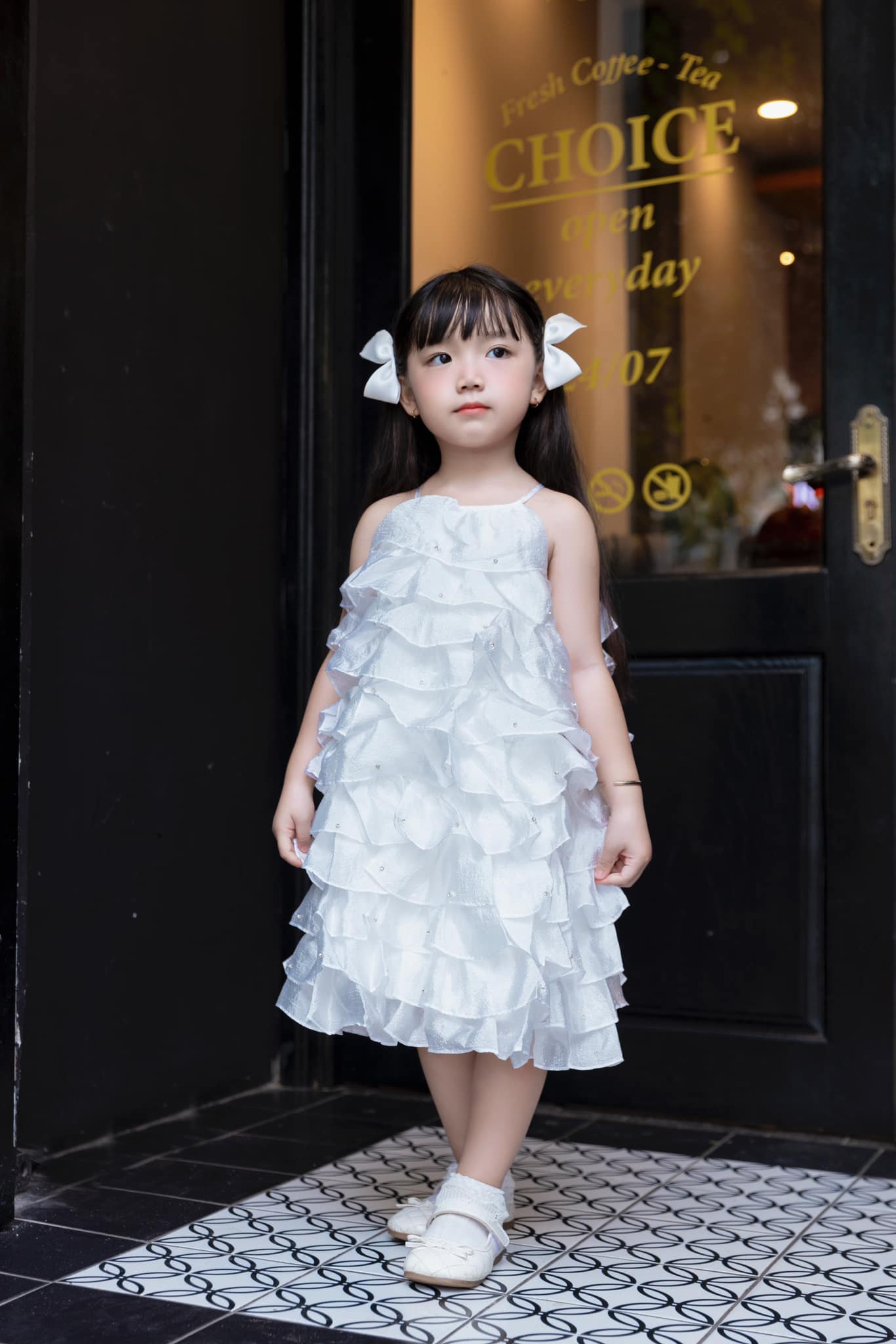 [🆕🇻🇳] HEHEHIHI – Cửa hàng nhỏ bán quần áo 🧑‍🧒❤️️👶⭐️ 𝐄𝐦 𝐛𝐞́ 𝐦𝐚̣̆𝐜 đ𝐚̂̀𝐦 𝐭𝐫𝐚̆́𝐧𝐠 đ𝐢́𝐧𝐡 đ𝐚́ 𝐲𝐞̂𝐮 𝐱𝐢̉𝐮 𝐥𝐮𝐧𝐧Thiết kế 2 dây cổ yếm bé mặc mùa hè siêu thoáng mát, tầng voan nào cũng đính đá đính ngọc lấp lánh chắ , shares-1✔️ , likes-50❤️️ , date-2024-06-22 05:26:33🇻🇳🇻🇳🇻🇳📰🆕